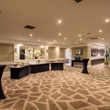 Отель Doubletree By Hilton London Ealing Экстерьер фото