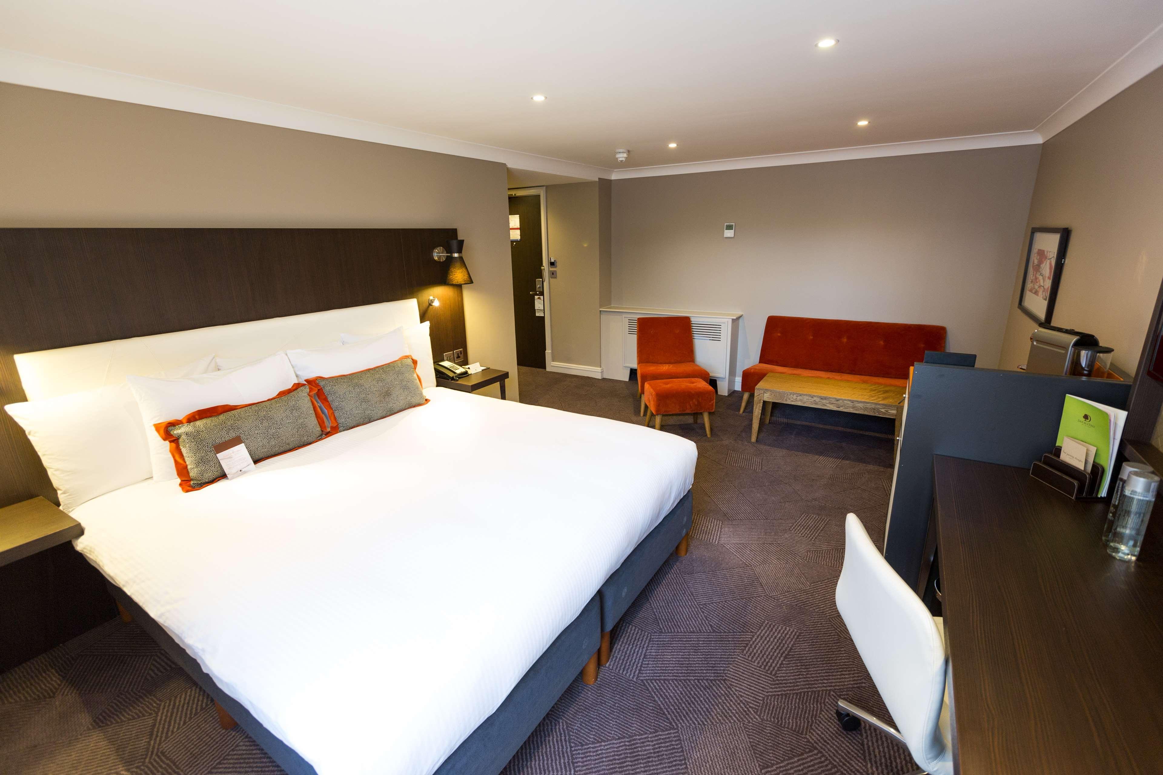 Отель Doubletree By Hilton London Ealing Экстерьер фото