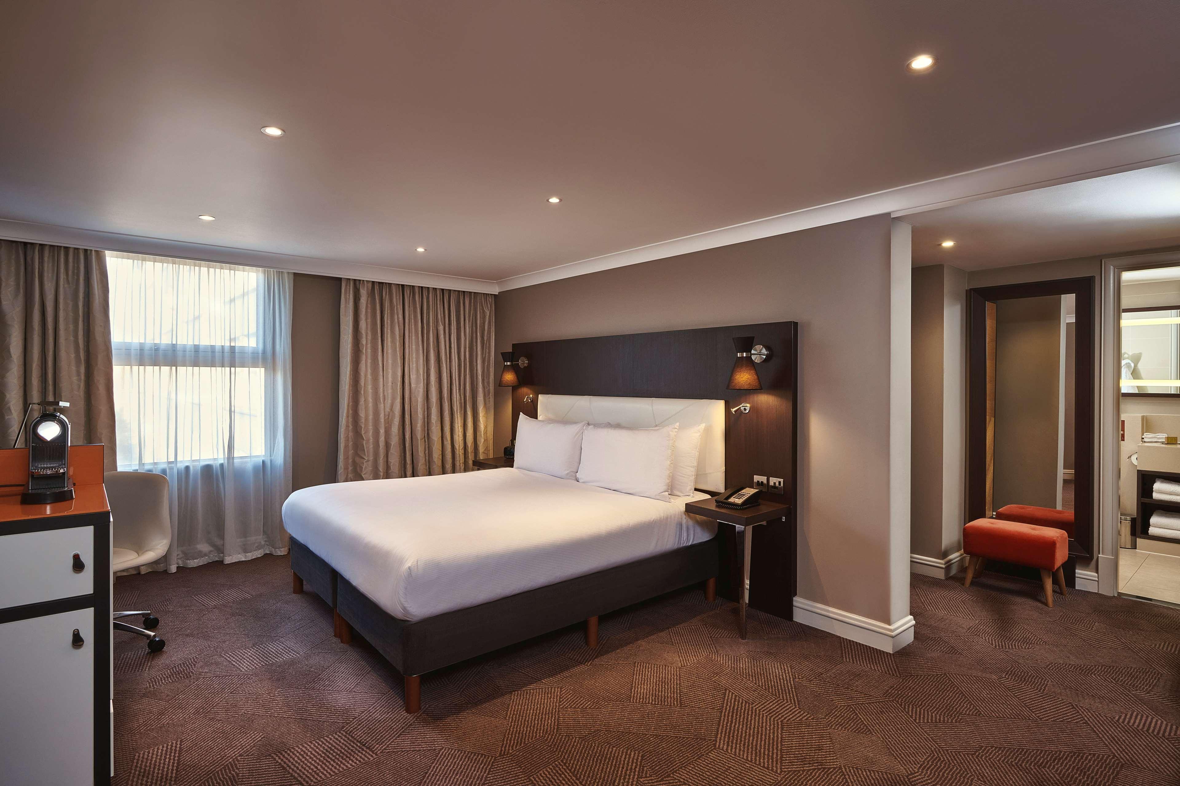 Отель Doubletree By Hilton London Ealing Экстерьер фото