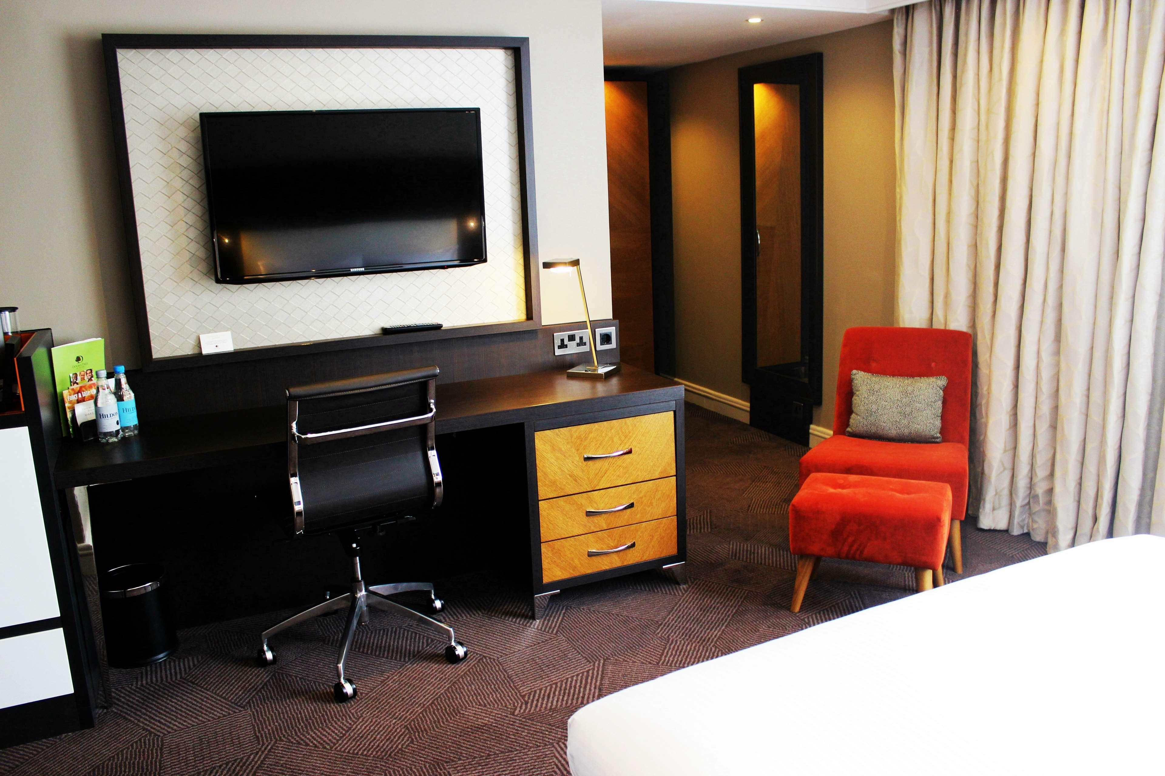 Отель Doubletree By Hilton London Ealing Экстерьер фото