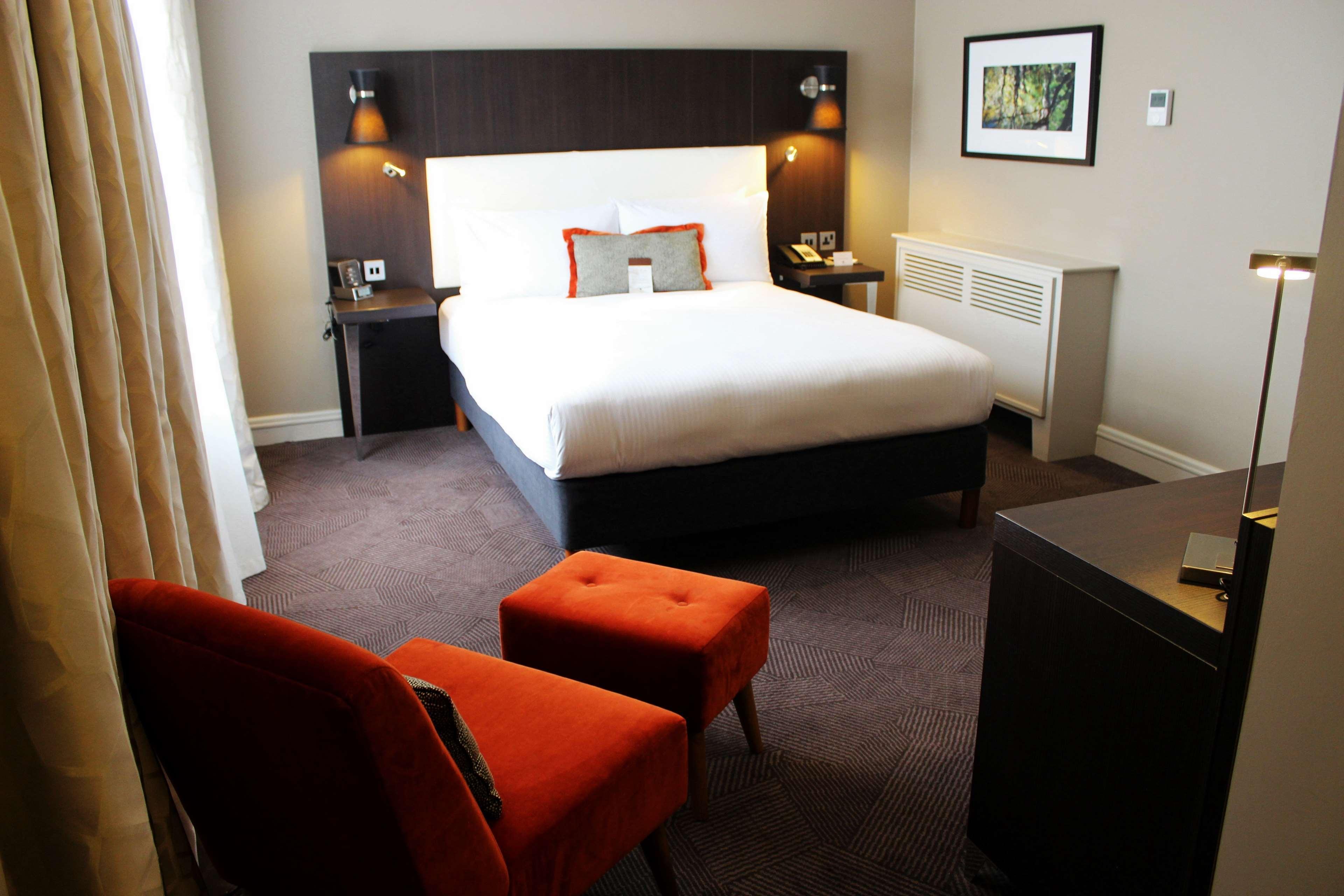 Отель Doubletree By Hilton London Ealing Экстерьер фото