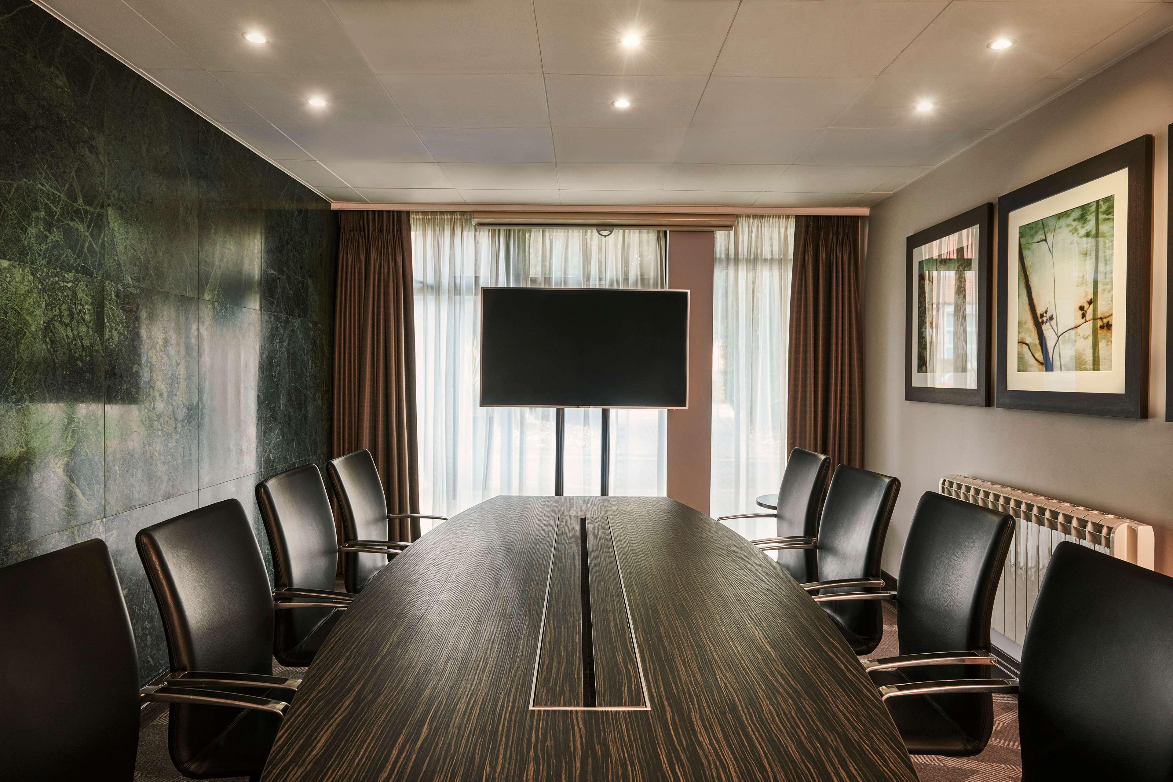 Отель Doubletree By Hilton London Ealing Экстерьер фото