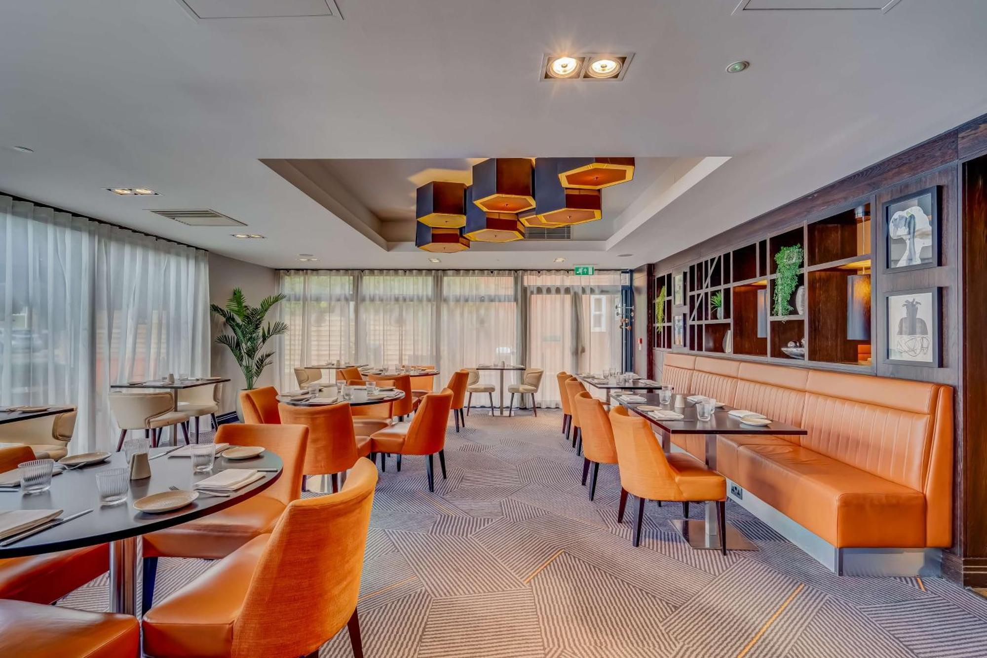 Отель Doubletree By Hilton London Ealing Экстерьер фото