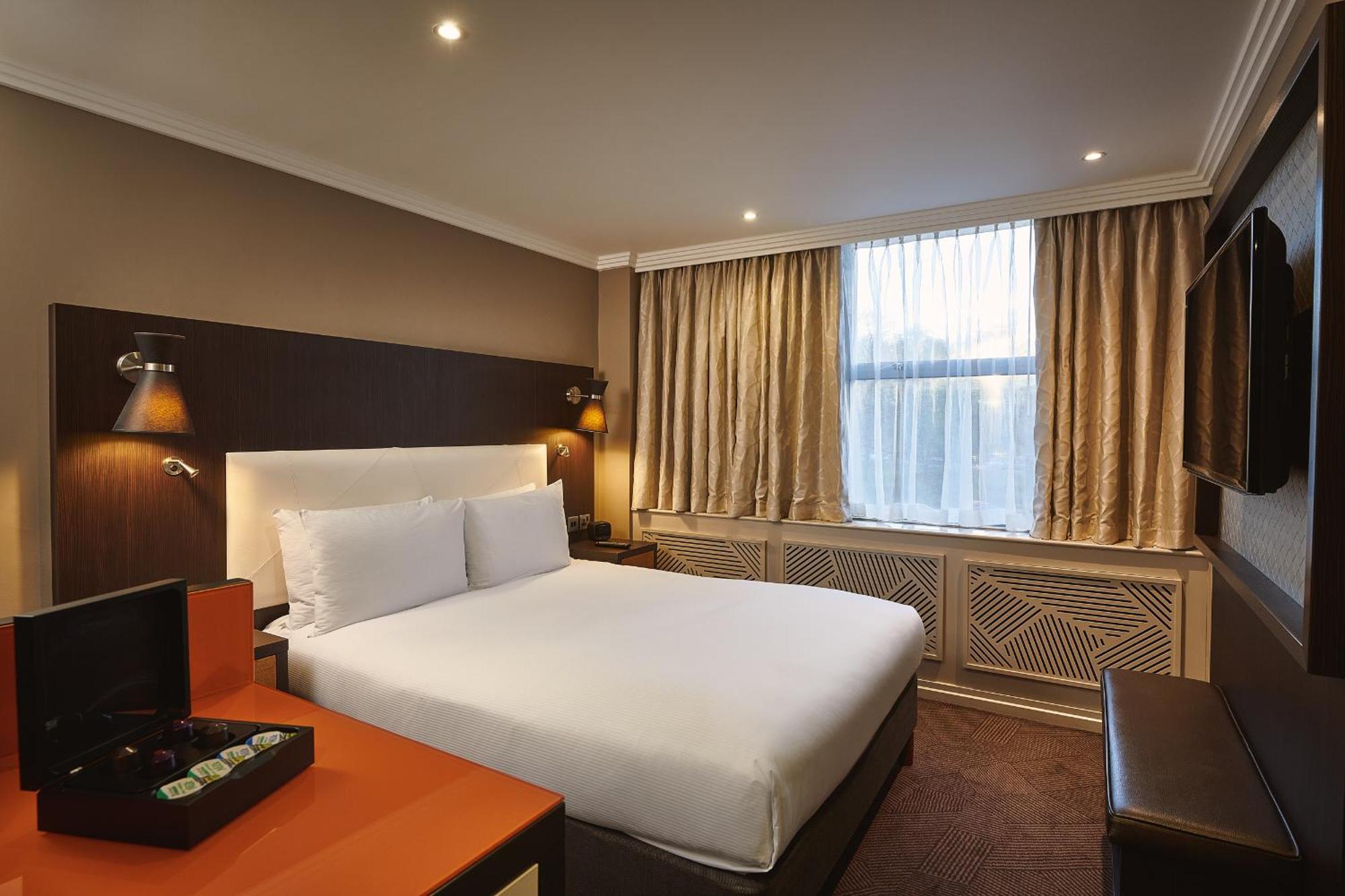 Отель Doubletree By Hilton London Ealing Экстерьер фото