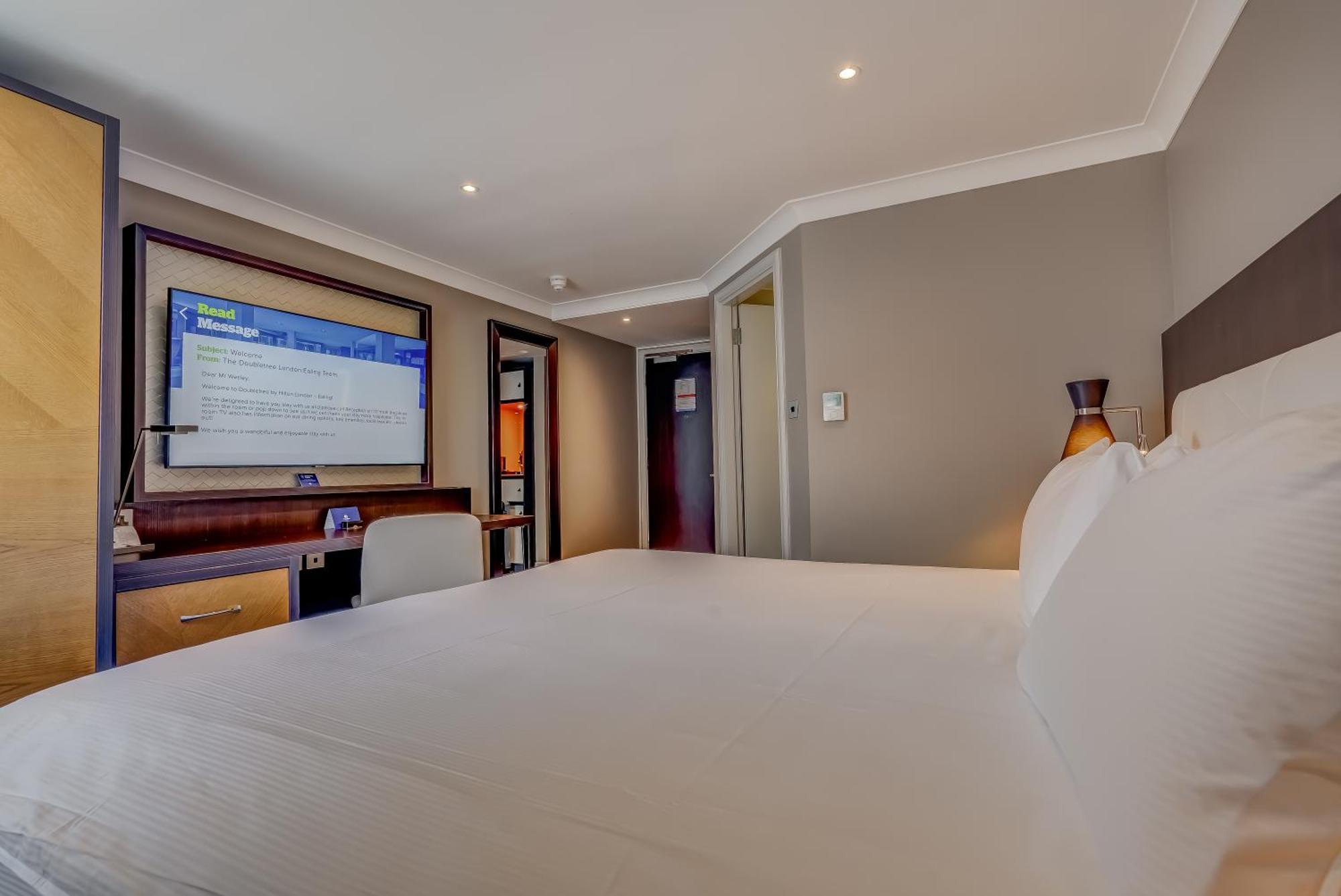 Отель Doubletree By Hilton London Ealing Экстерьер фото