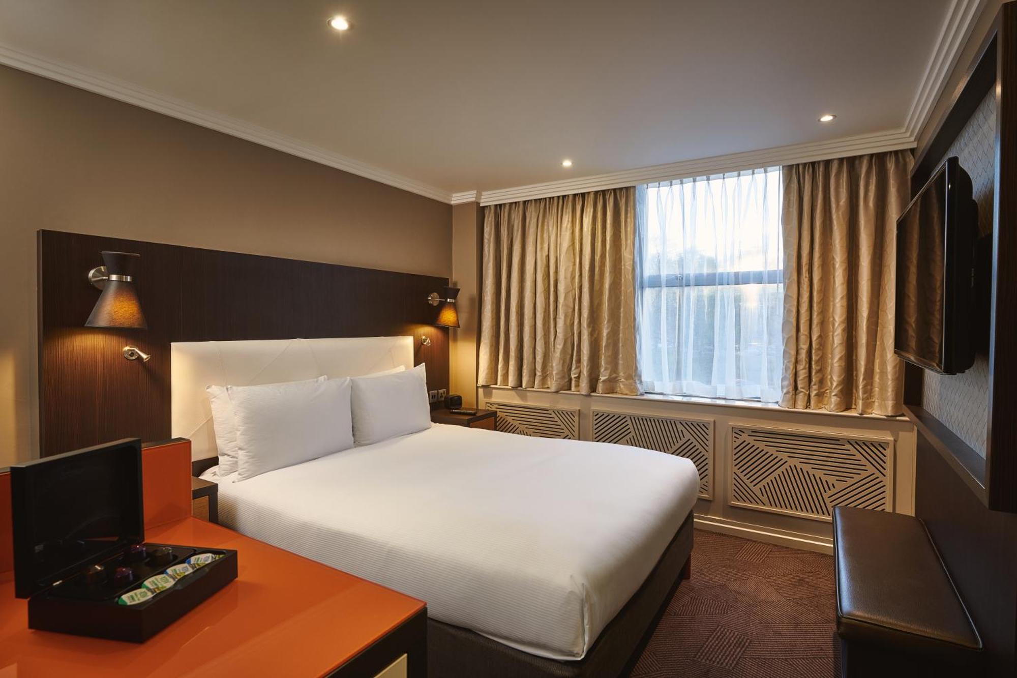 Отель Doubletree By Hilton London Ealing Экстерьер фото