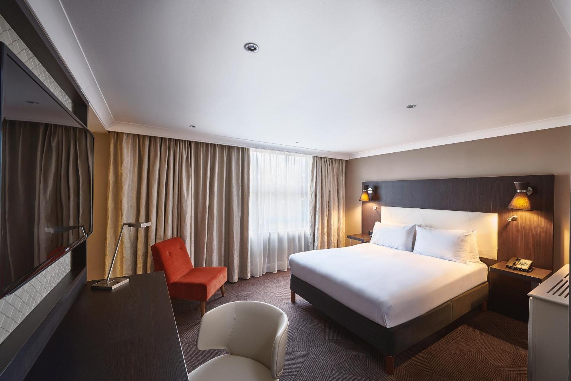 Отель Doubletree By Hilton London Ealing Экстерьер фото