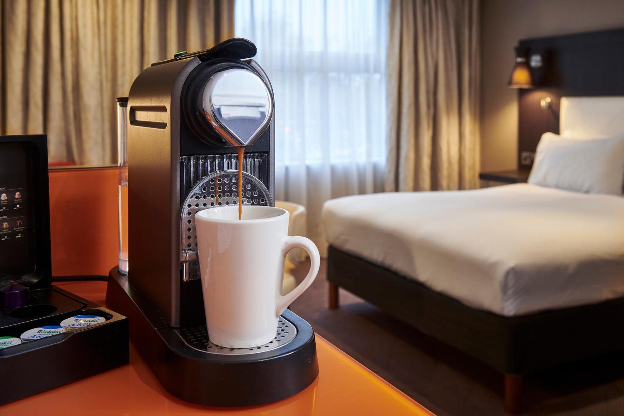 Отель Doubletree By Hilton London Ealing Экстерьер фото