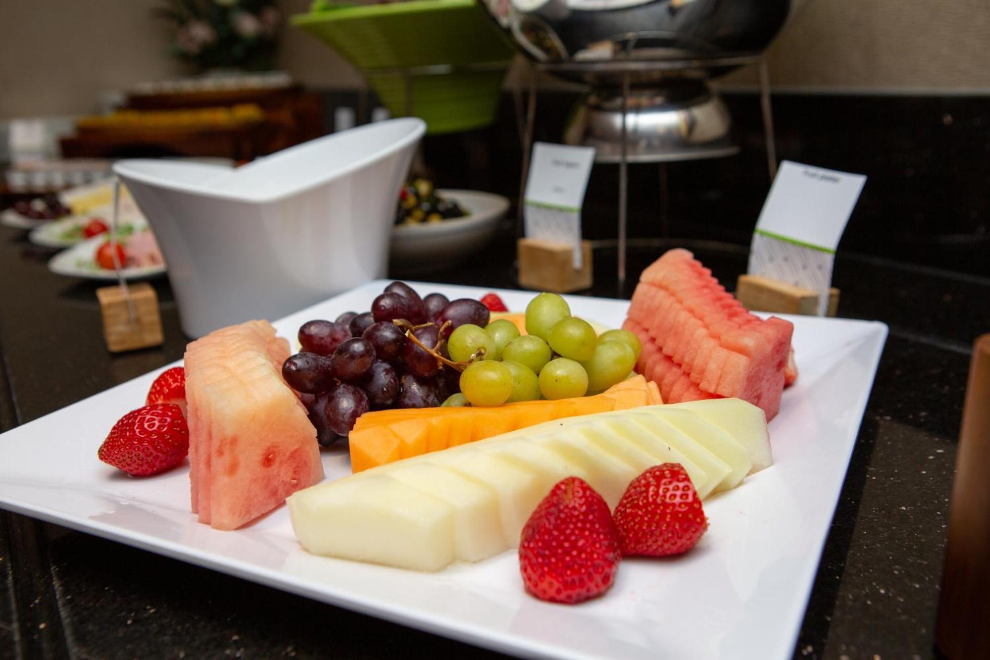 Отель Doubletree By Hilton London Ealing Экстерьер фото