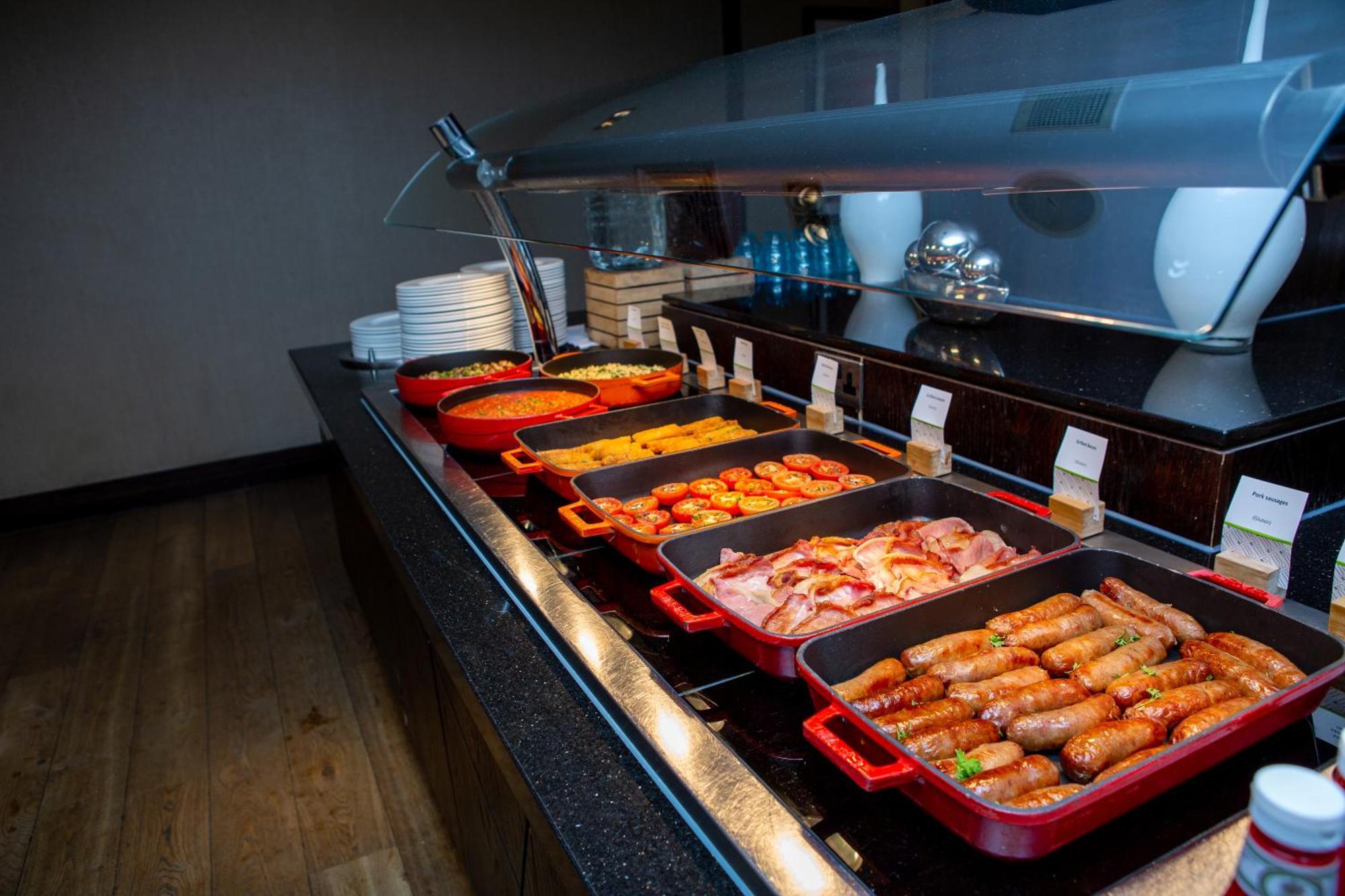 Отель Doubletree By Hilton London Ealing Экстерьер фото
