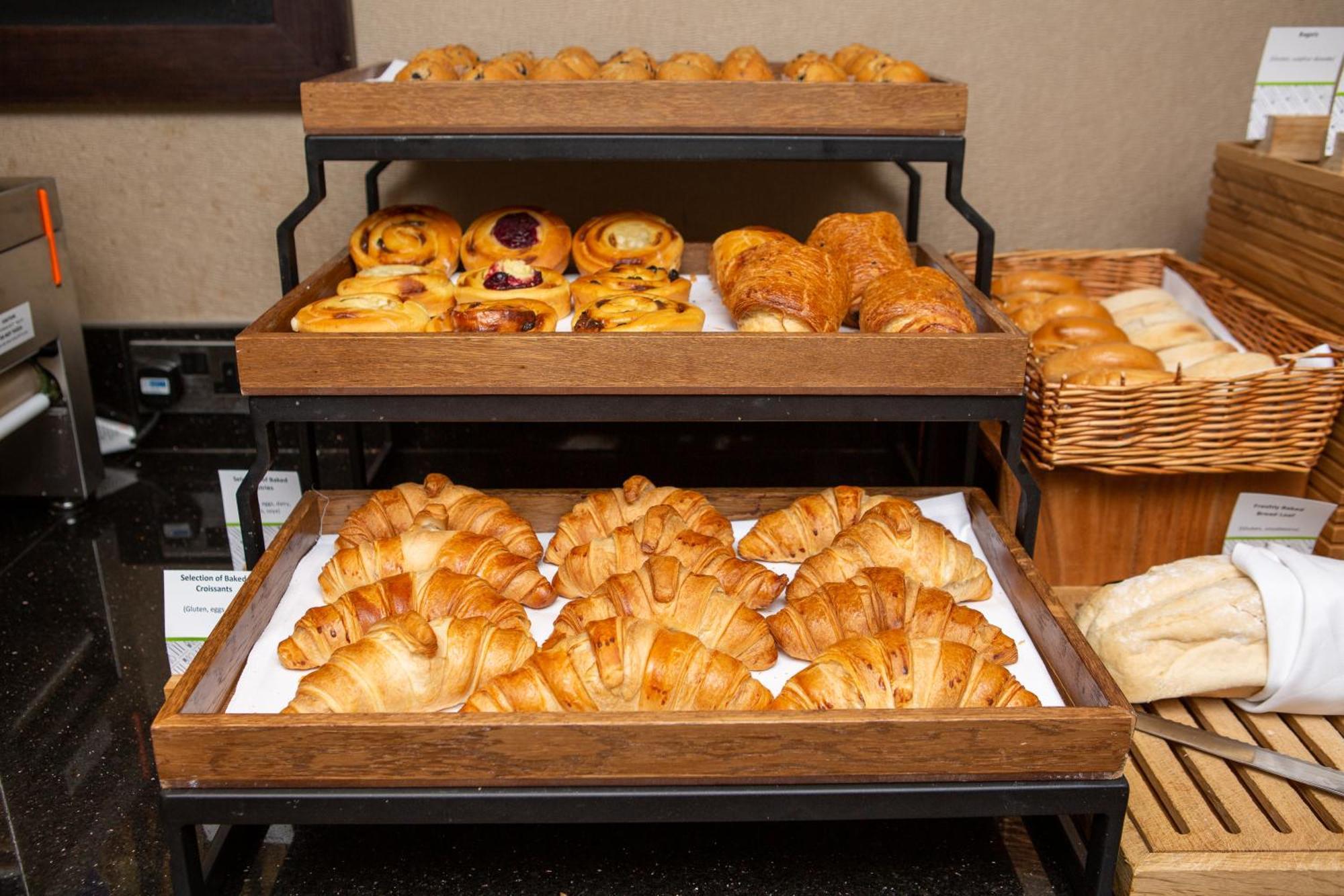 Отель Doubletree By Hilton London Ealing Экстерьер фото