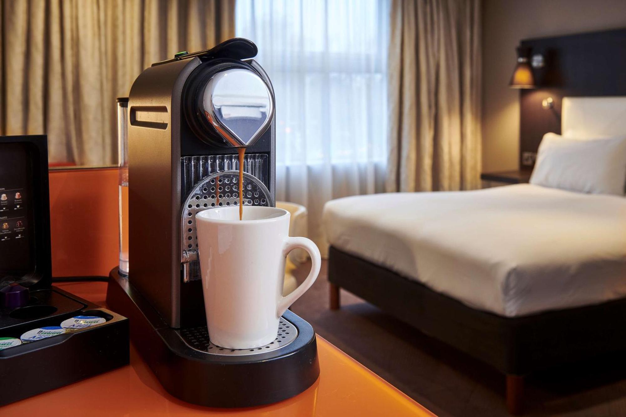 Отель Doubletree By Hilton London Ealing Экстерьер фото