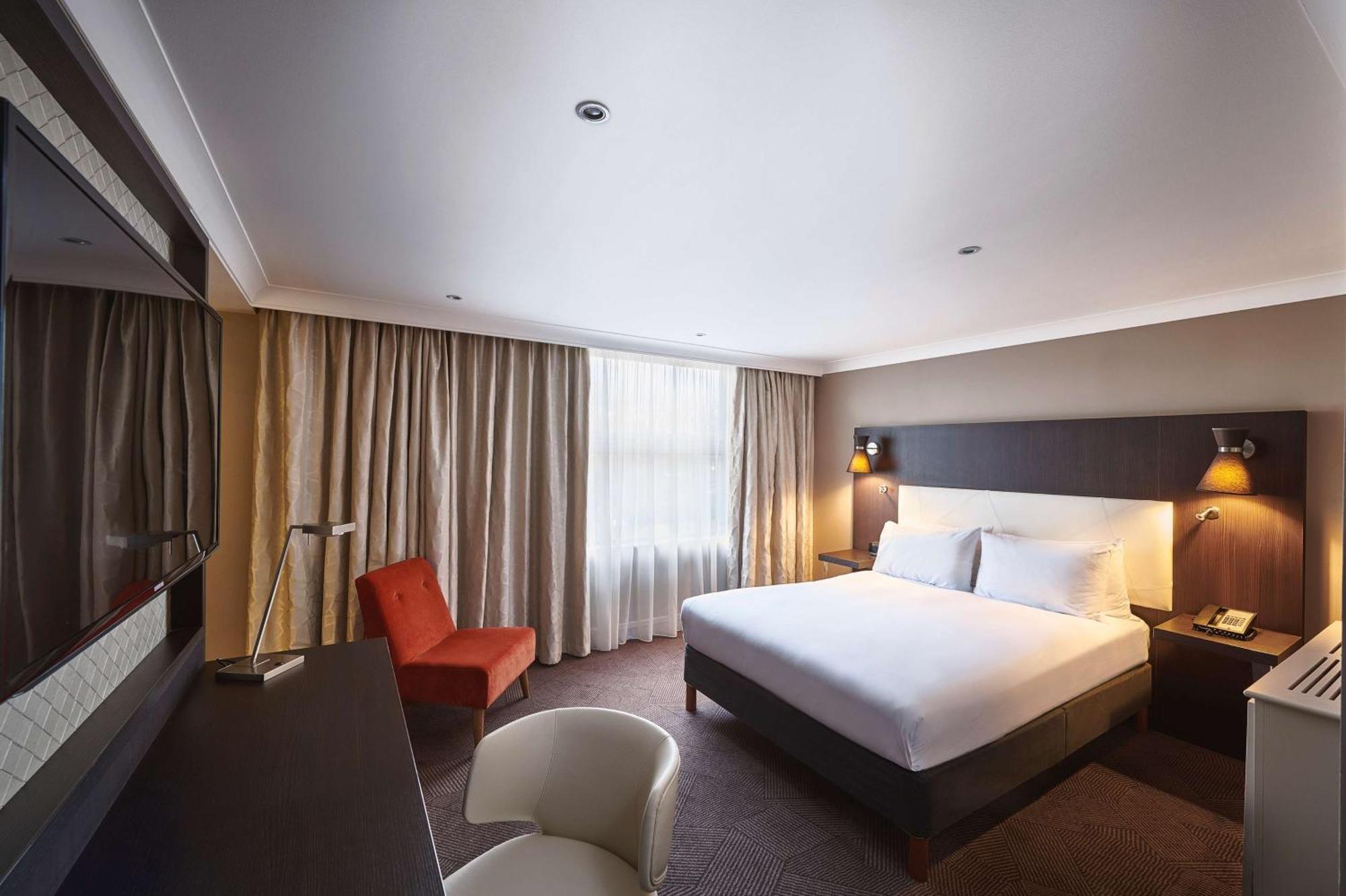 Отель Doubletree By Hilton London Ealing Экстерьер фото
