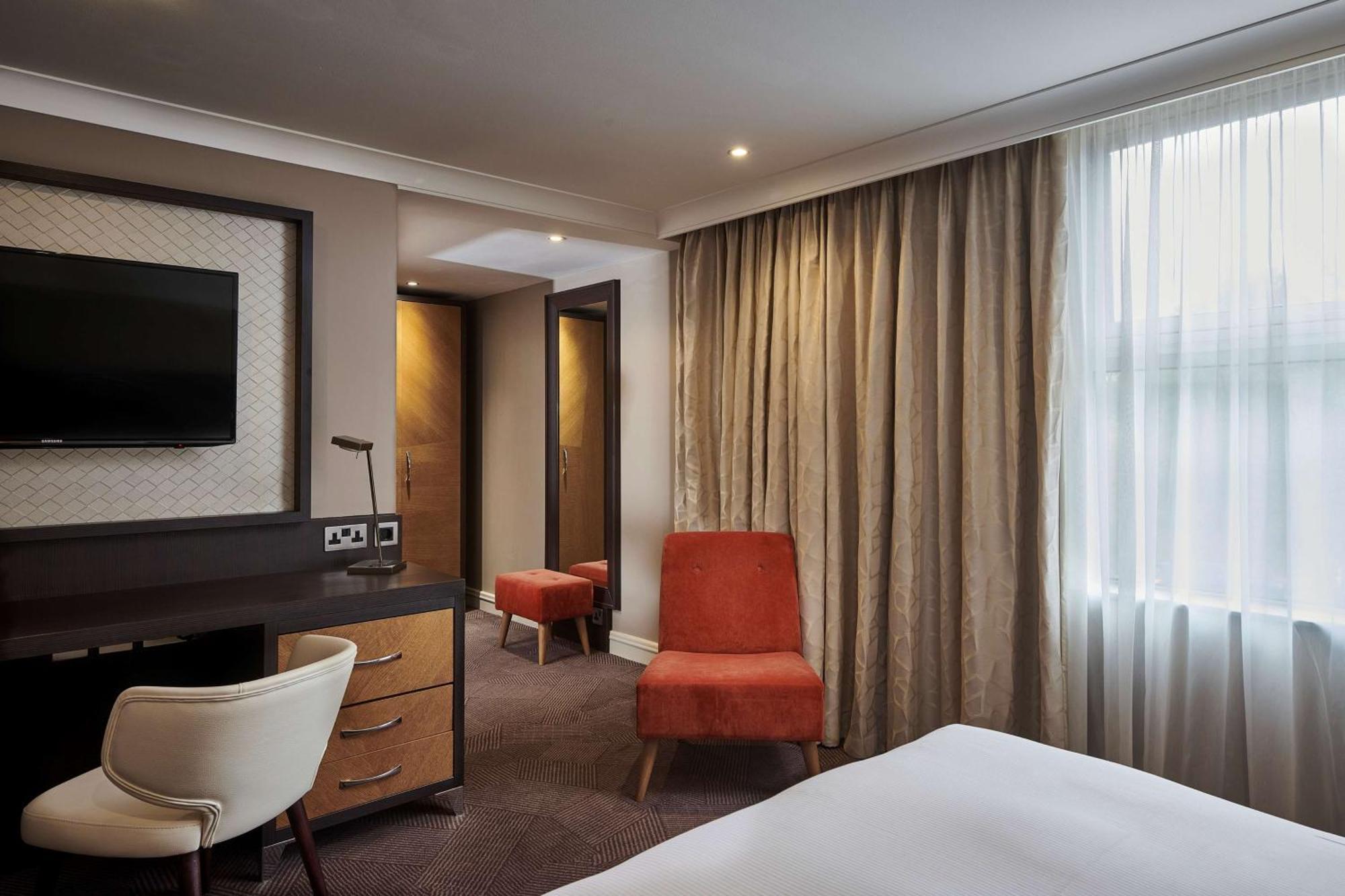 Отель Doubletree By Hilton London Ealing Экстерьер фото