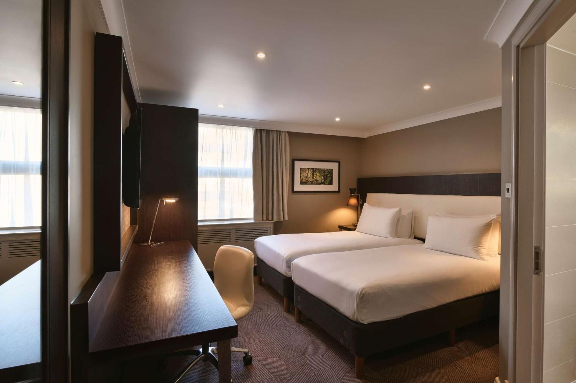 Отель Doubletree By Hilton London Ealing Экстерьер фото