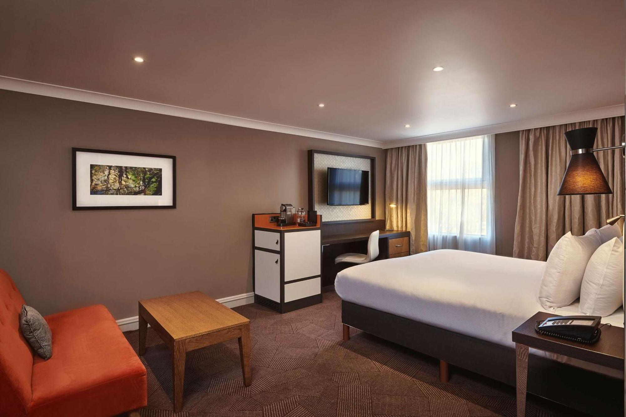 Отель Doubletree By Hilton London Ealing Экстерьер фото