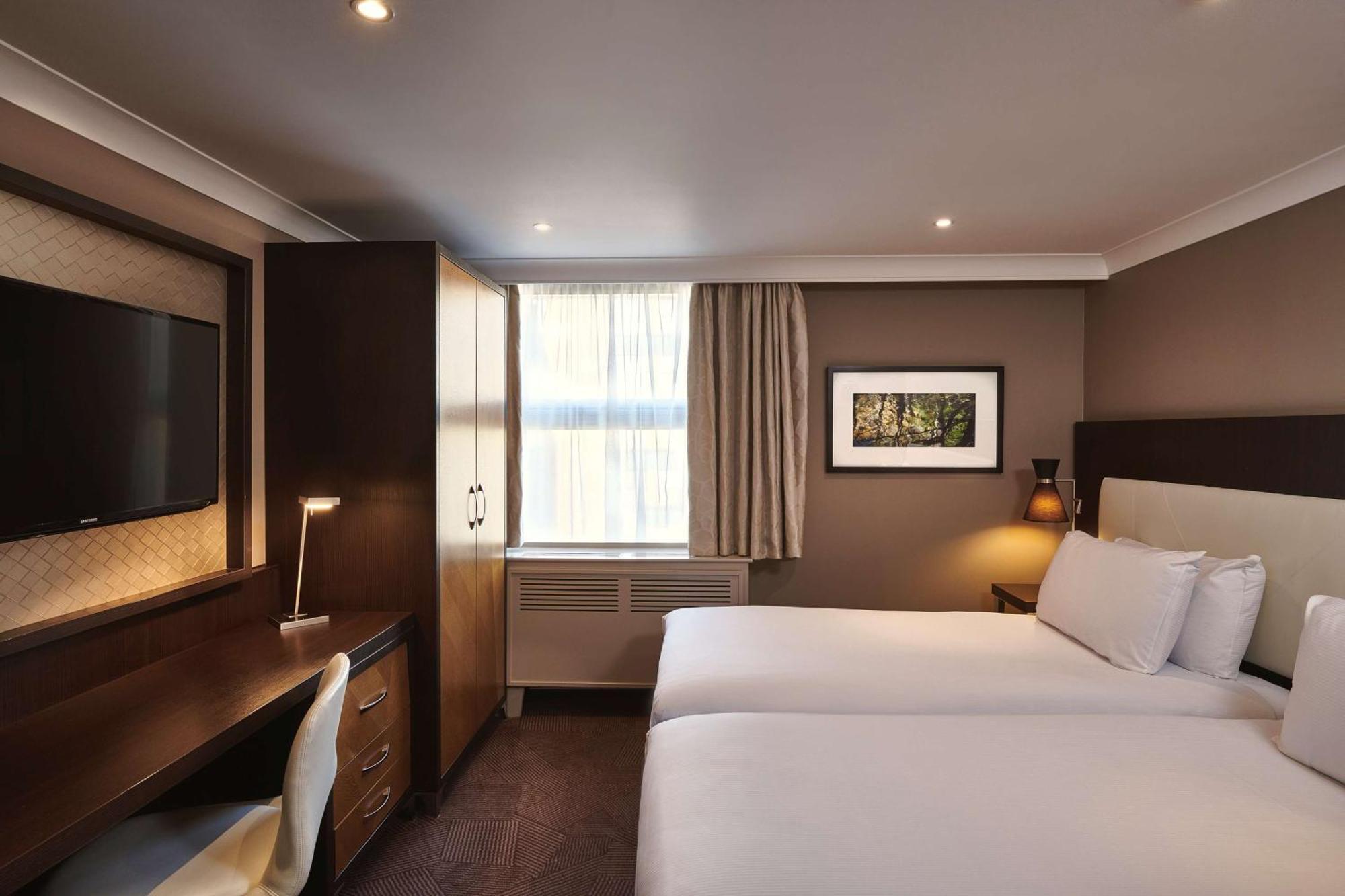 Отель Doubletree By Hilton London Ealing Экстерьер фото