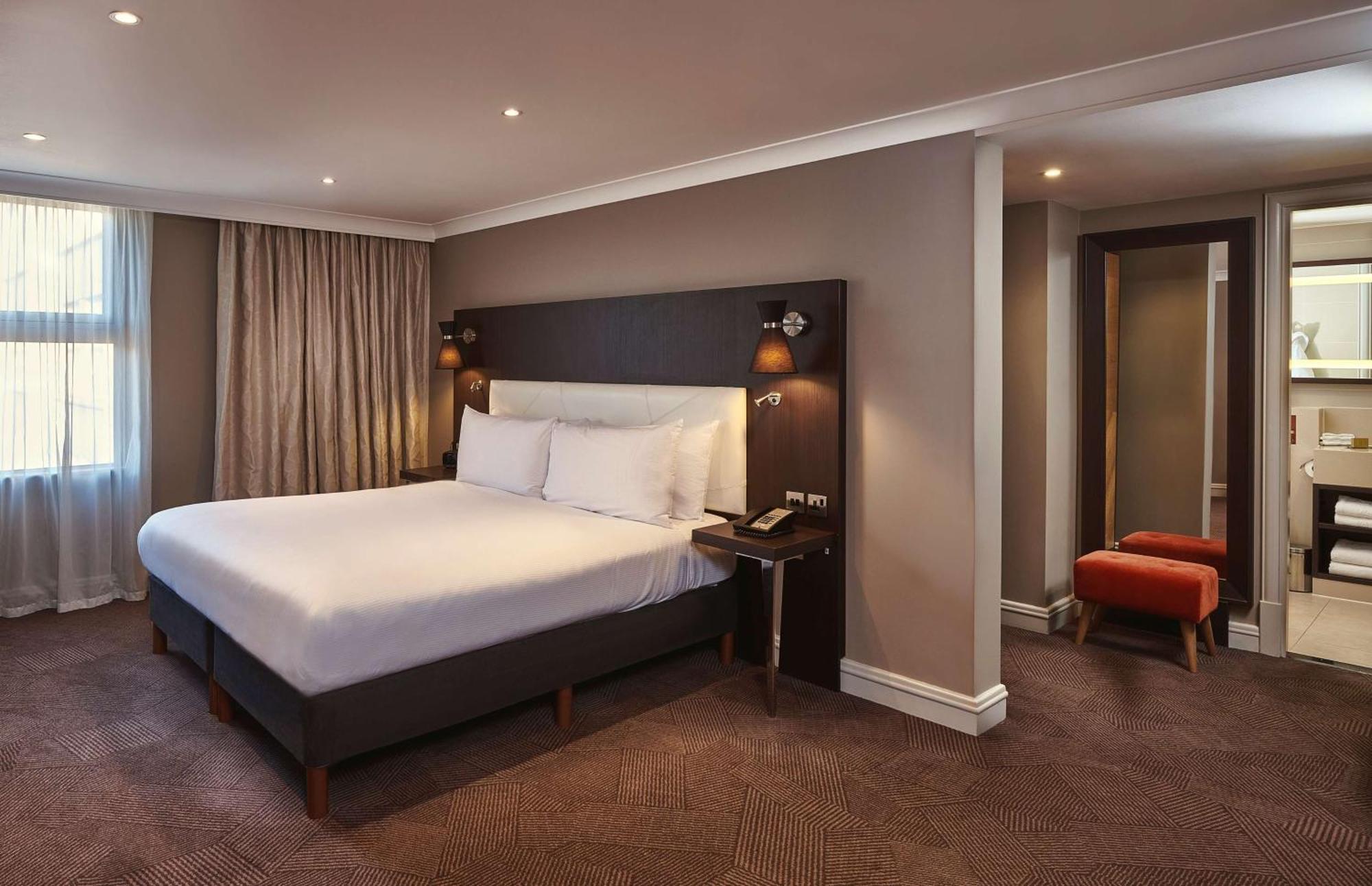 Отель Doubletree By Hilton London Ealing Экстерьер фото