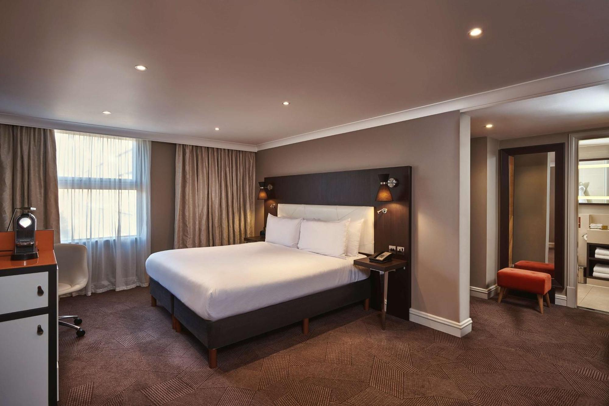 Отель Doubletree By Hilton London Ealing Экстерьер фото