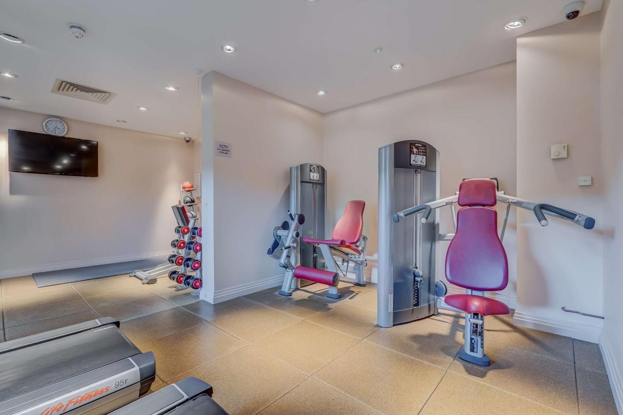 Отель Doubletree By Hilton London Ealing Экстерьер фото