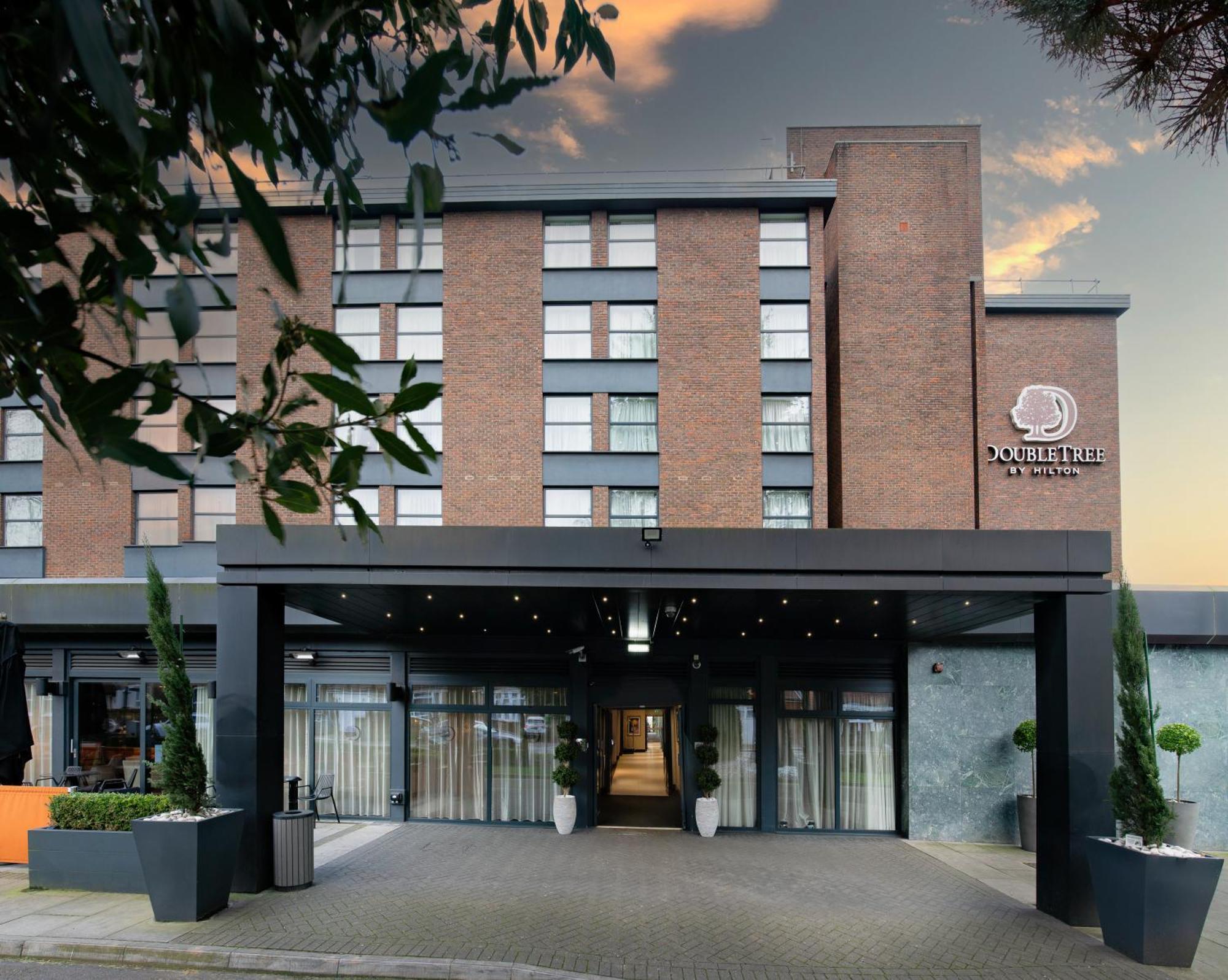 Отель Doubletree By Hilton London Ealing Экстерьер фото