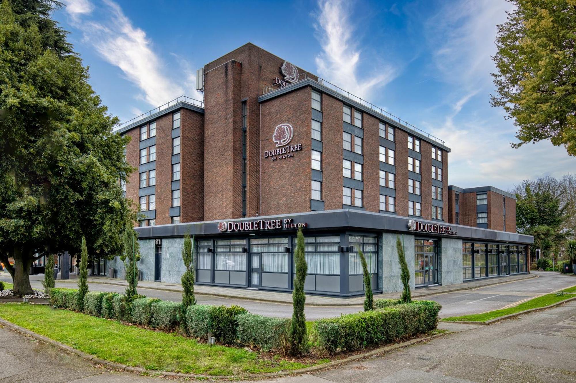 Отель Doubletree By Hilton London Ealing Экстерьер фото