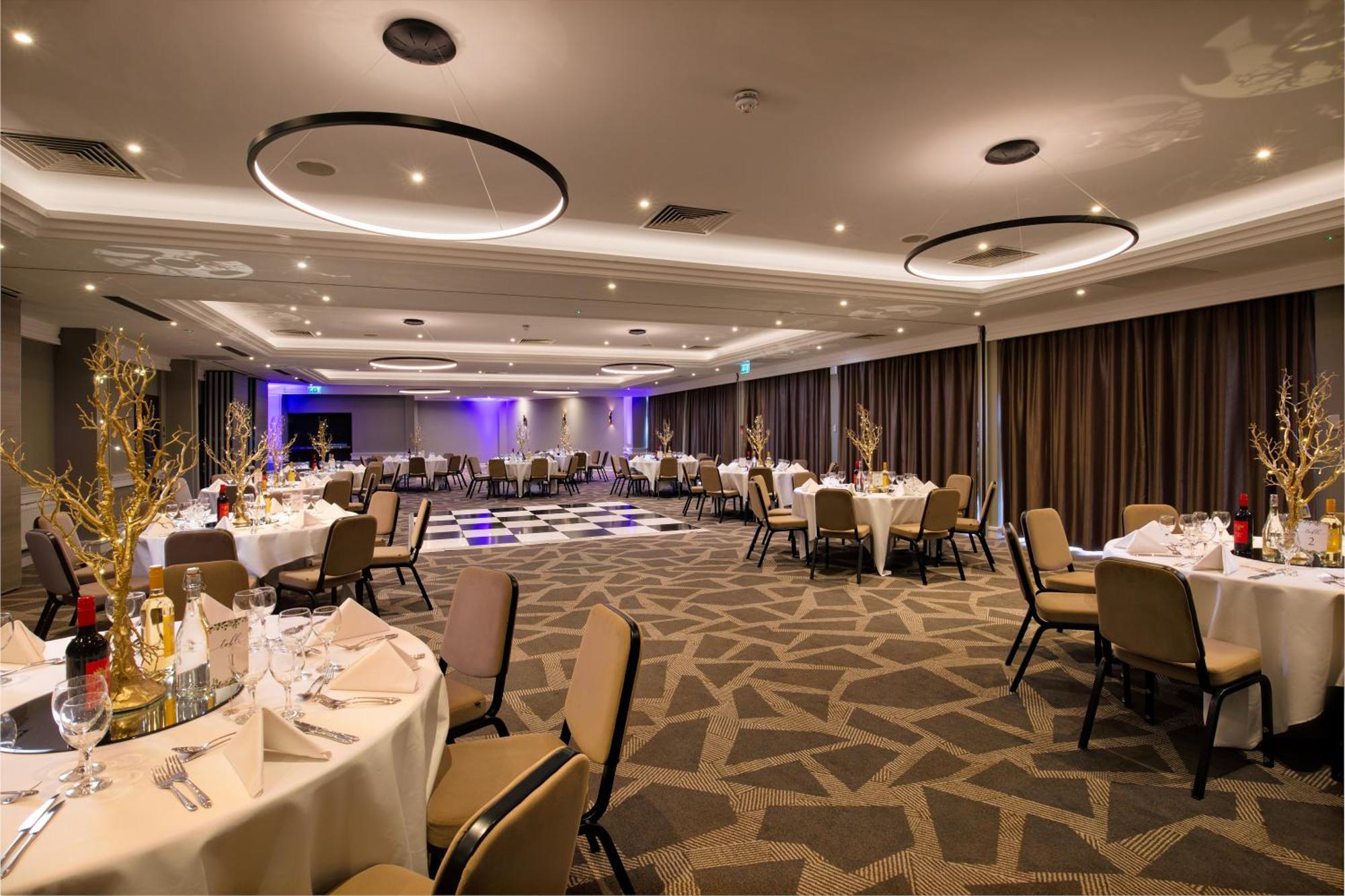 Отель Doubletree By Hilton London Ealing Экстерьер фото