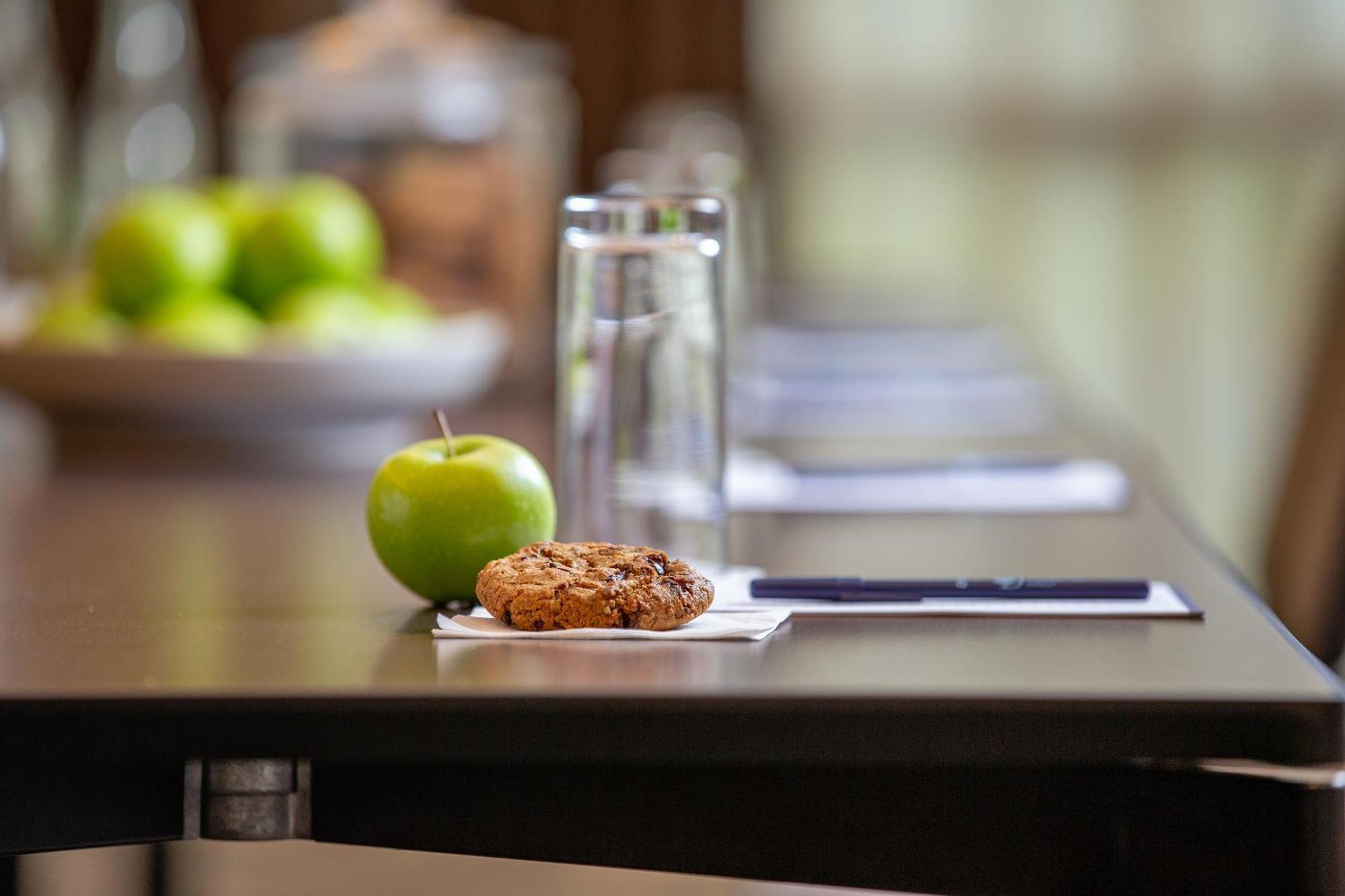 Отель Doubletree By Hilton London Ealing Экстерьер фото