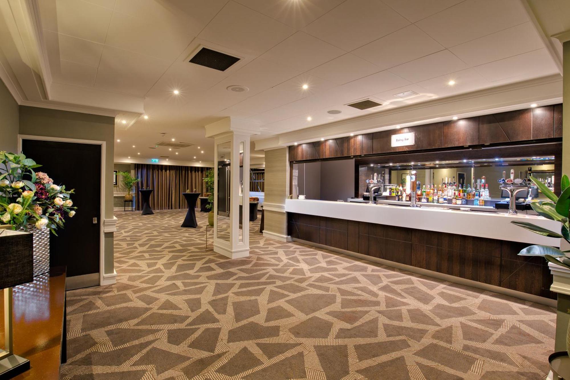Отель Doubletree By Hilton London Ealing Экстерьер фото