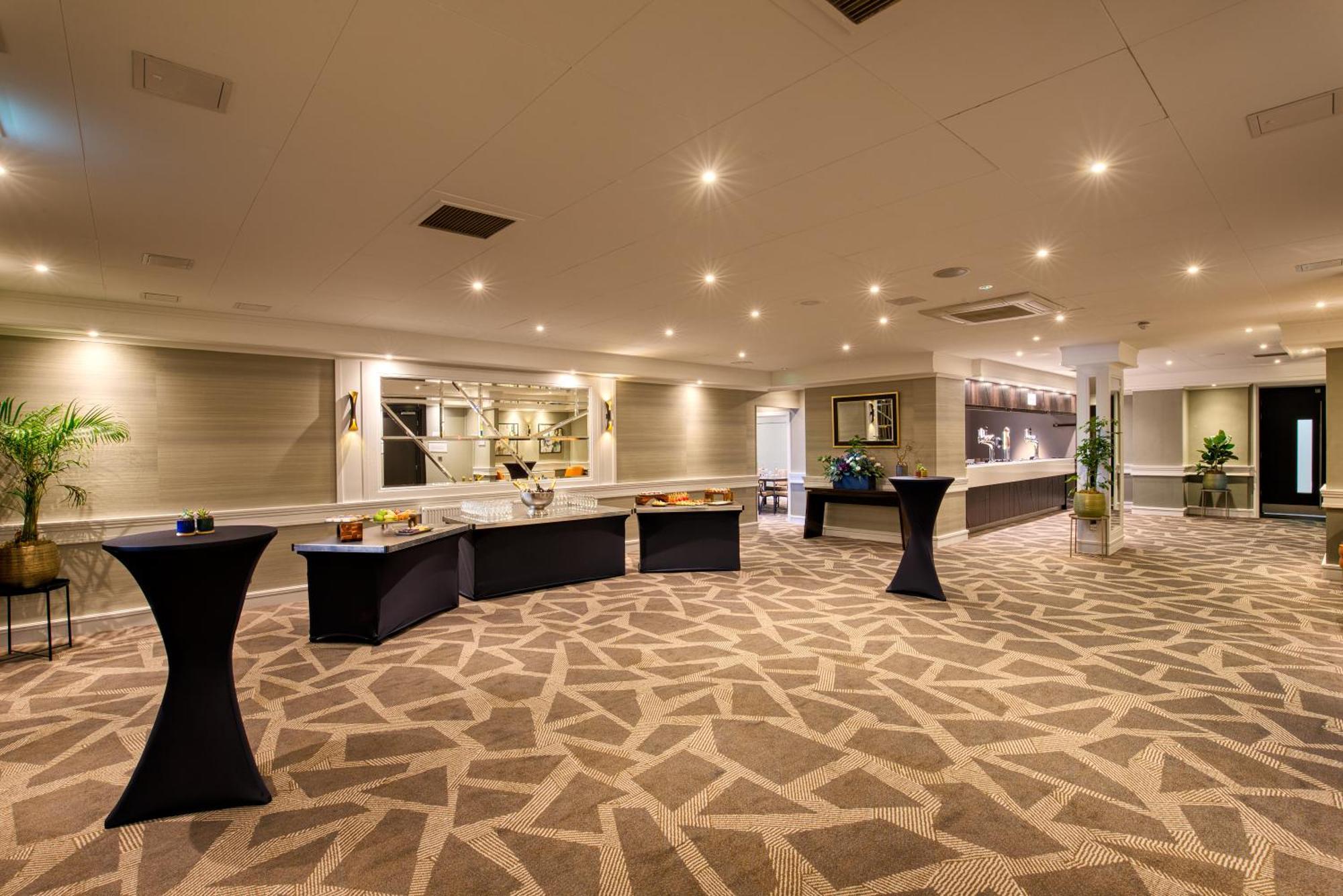 Отель Doubletree By Hilton London Ealing Экстерьер фото