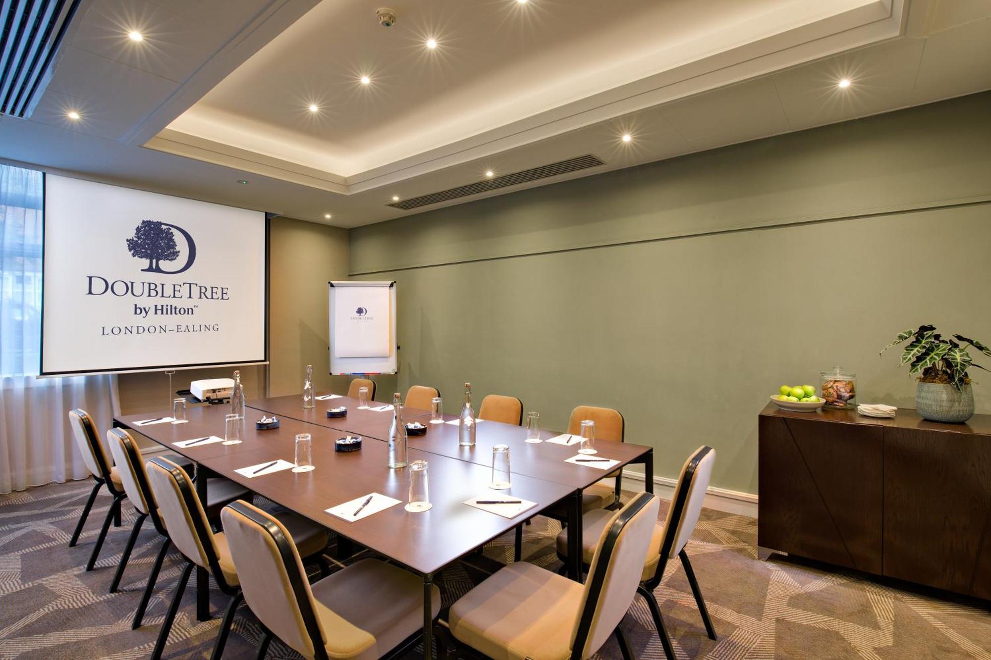 Отель Doubletree By Hilton London Ealing Экстерьер фото