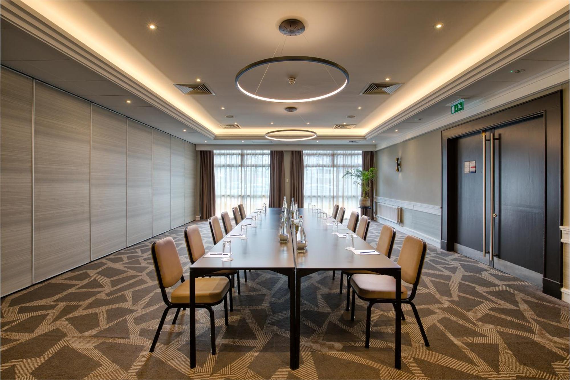 Отель Doubletree By Hilton London Ealing Экстерьер фото