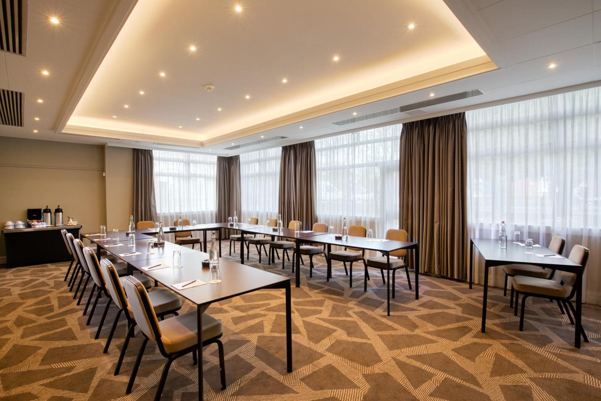 Отель Doubletree By Hilton London Ealing Экстерьер фото