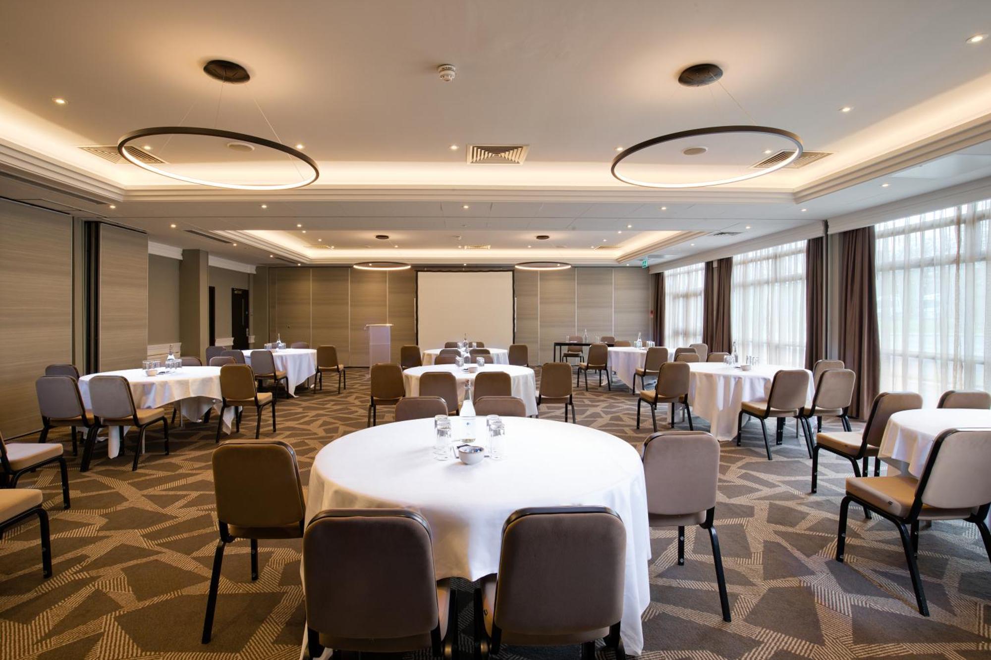 Отель Doubletree By Hilton London Ealing Экстерьер фото