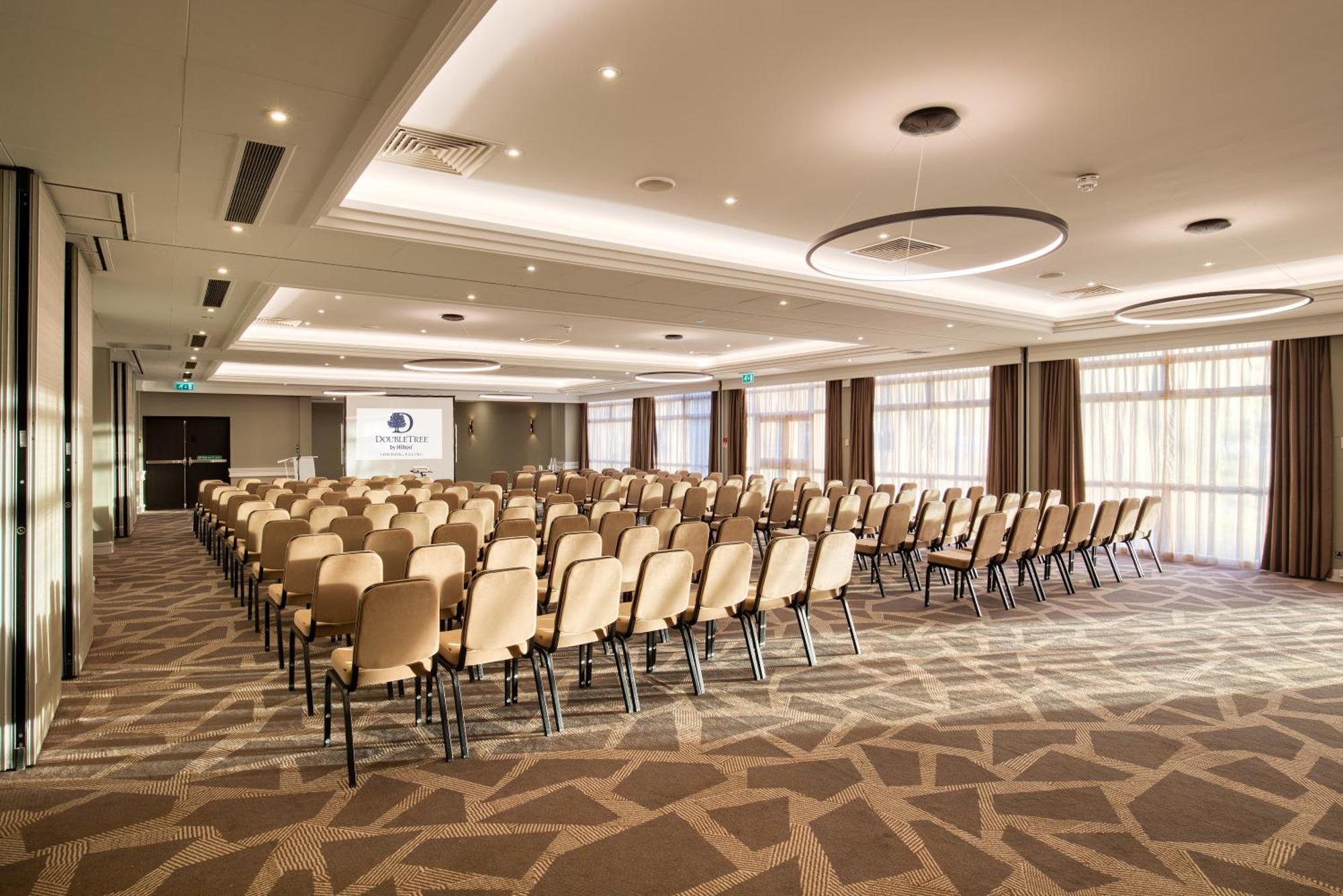 Отель Doubletree By Hilton London Ealing Экстерьер фото
