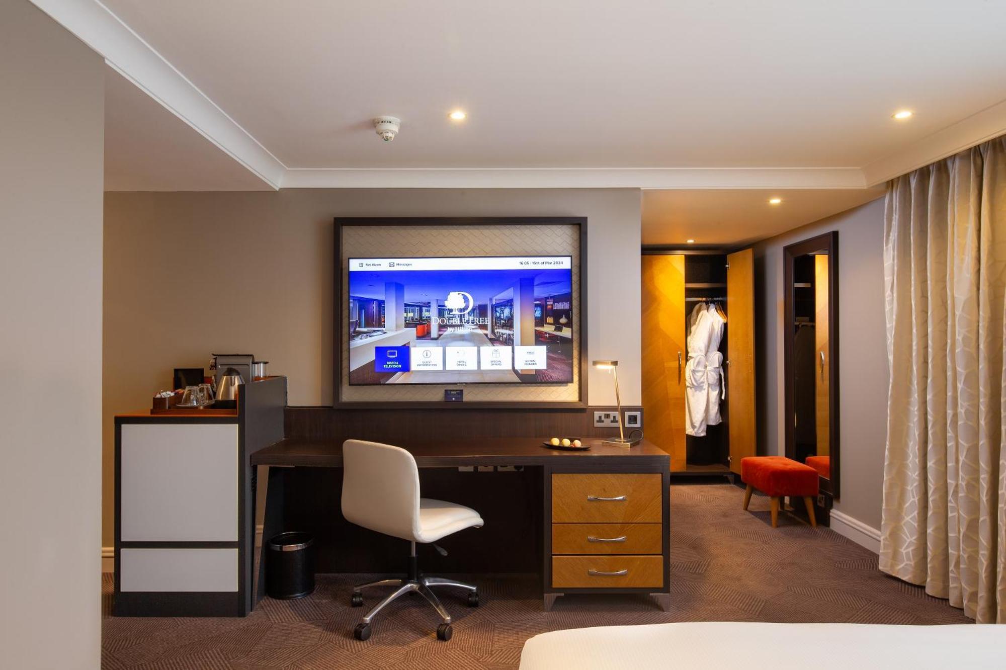Отель Doubletree By Hilton London Ealing Экстерьер фото