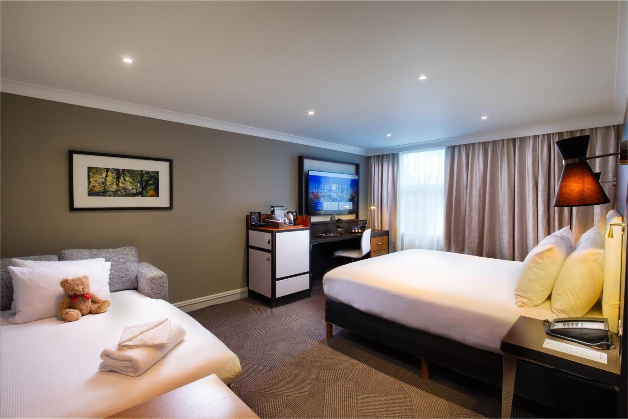 Отель Doubletree By Hilton London Ealing Экстерьер фото