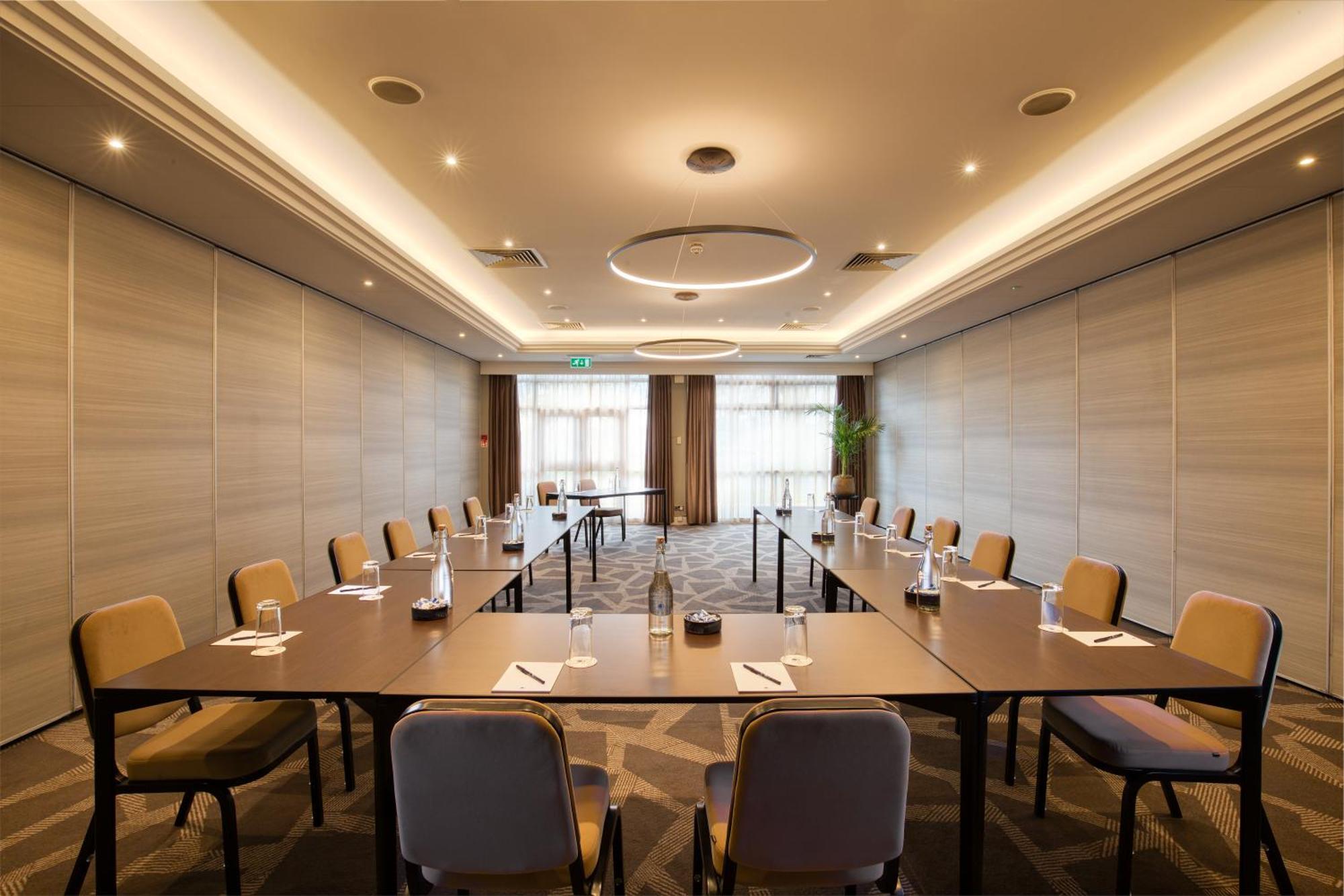 Отель Doubletree By Hilton London Ealing Экстерьер фото