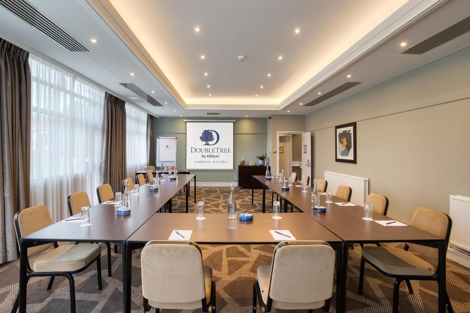 Отель Doubletree By Hilton London Ealing Экстерьер фото