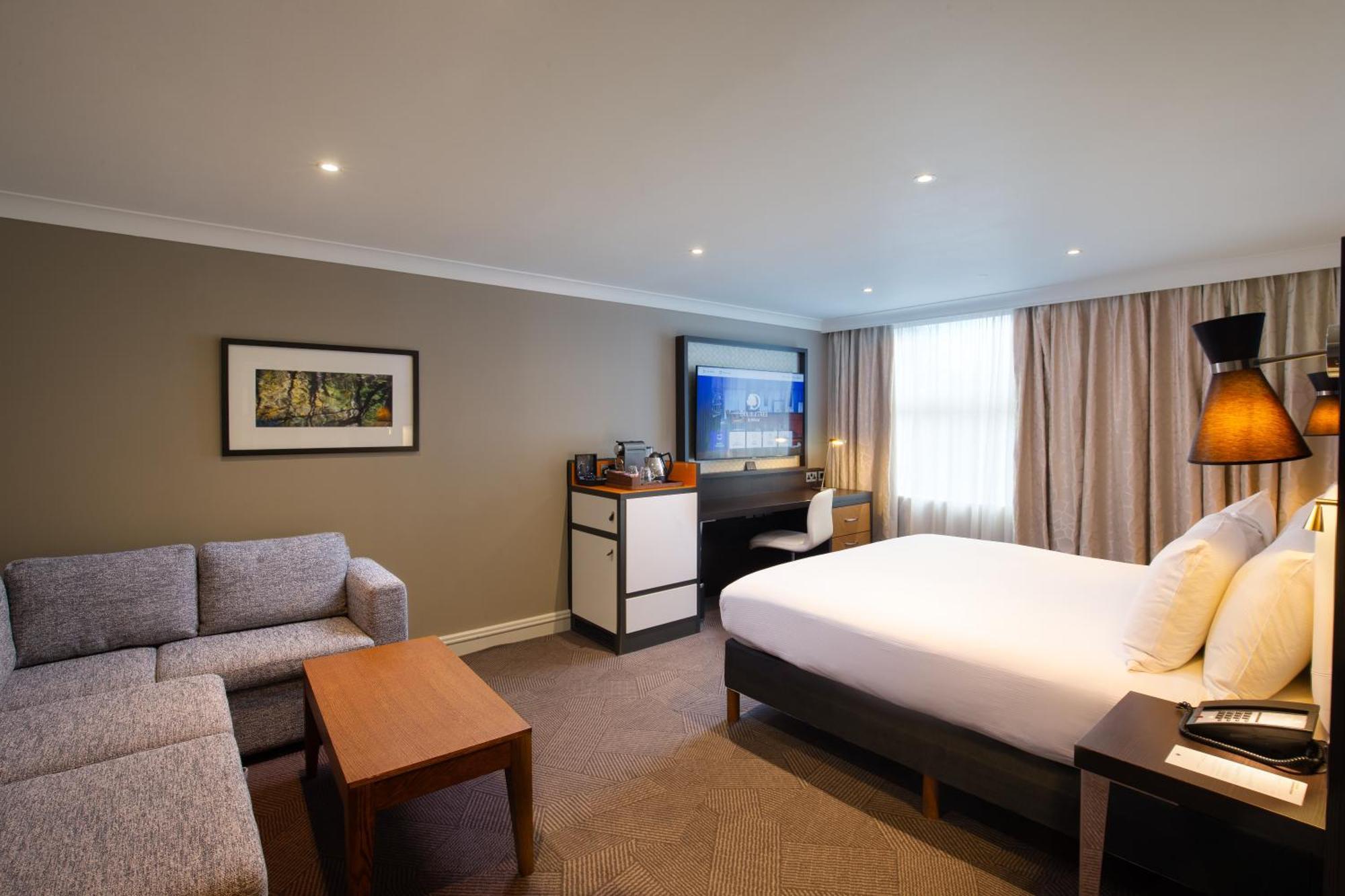Отель Doubletree By Hilton London Ealing Экстерьер фото