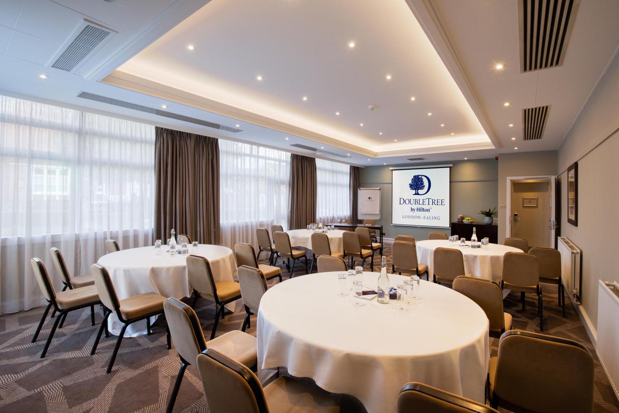 Отель Doubletree By Hilton London Ealing Экстерьер фото