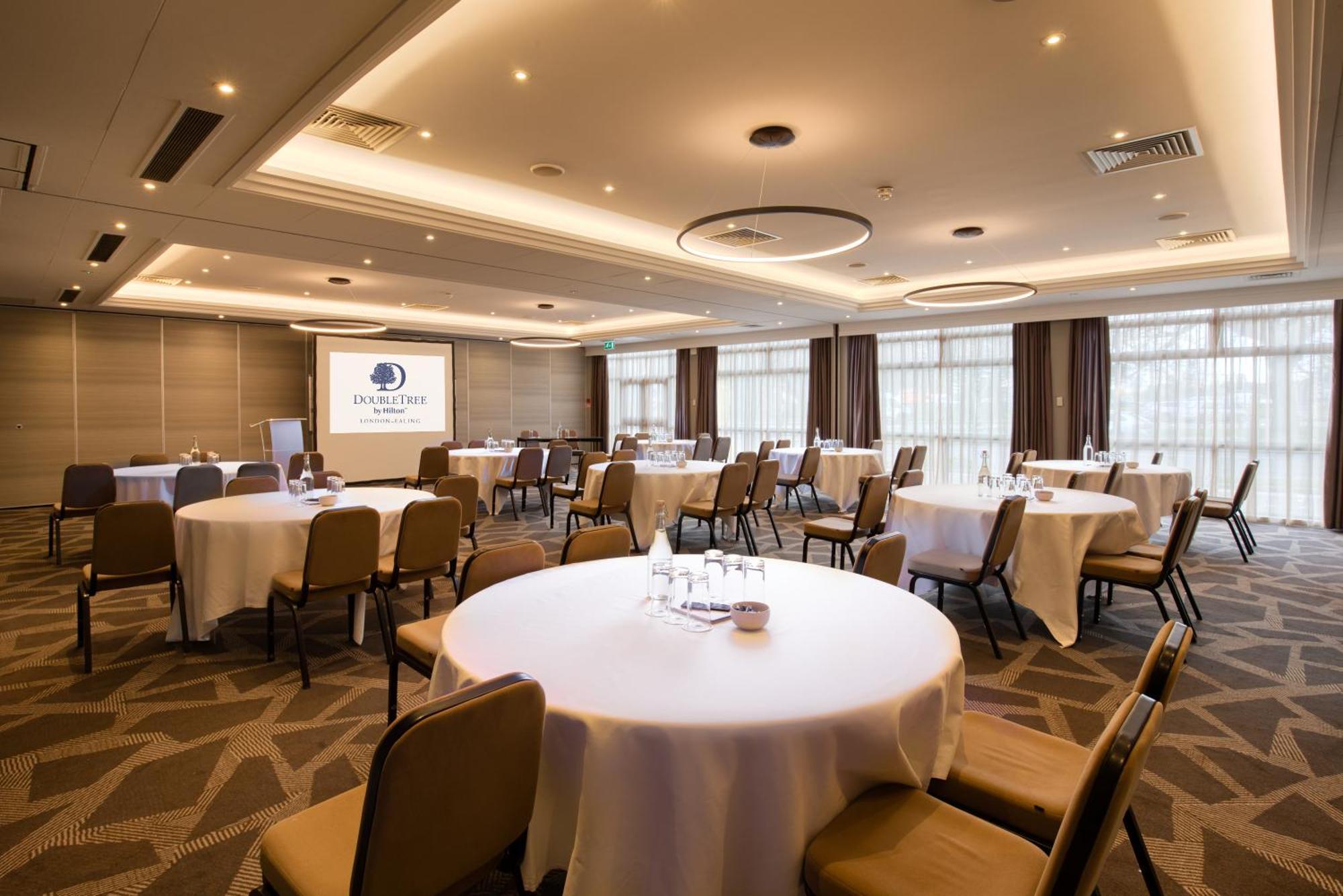 Отель Doubletree By Hilton London Ealing Экстерьер фото