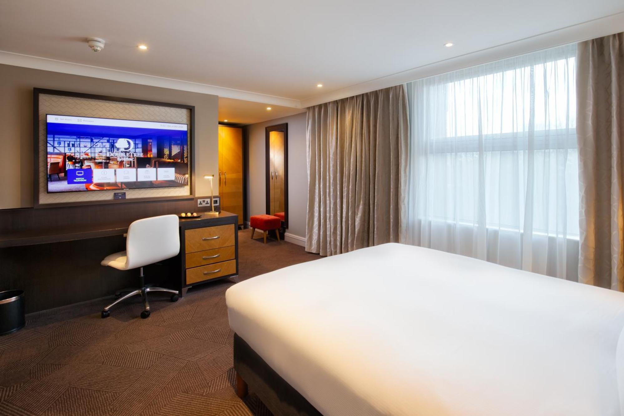 Отель Doubletree By Hilton London Ealing Экстерьер фото