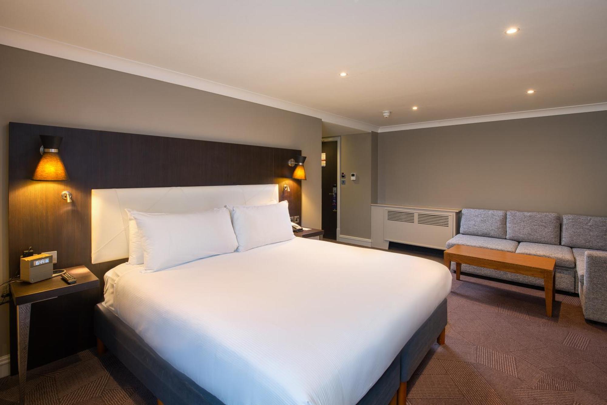 Отель Doubletree By Hilton London Ealing Экстерьер фото