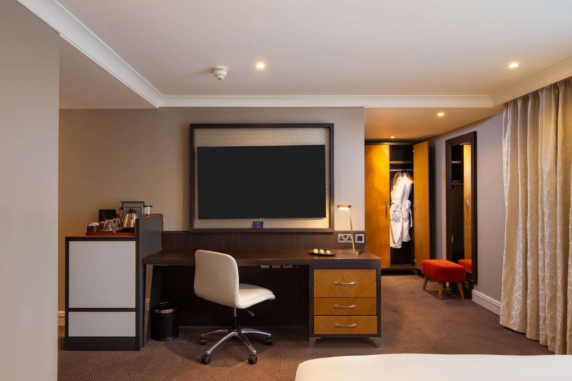 Отель Doubletree By Hilton London Ealing Экстерьер фото
