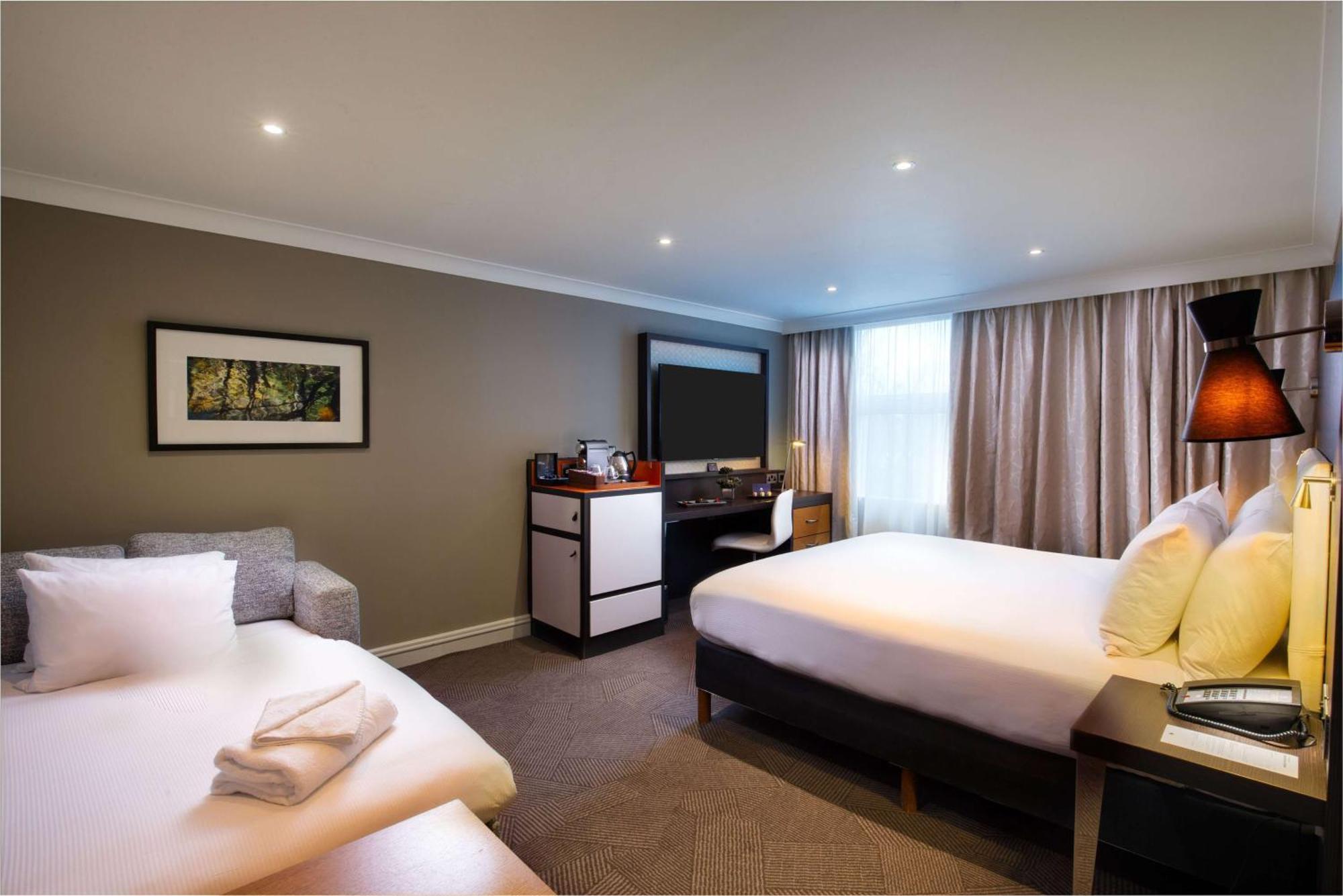 Отель Doubletree By Hilton London Ealing Экстерьер фото
