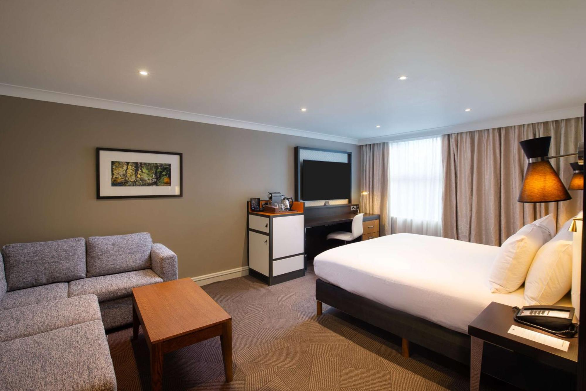 Отель Doubletree By Hilton London Ealing Экстерьер фото