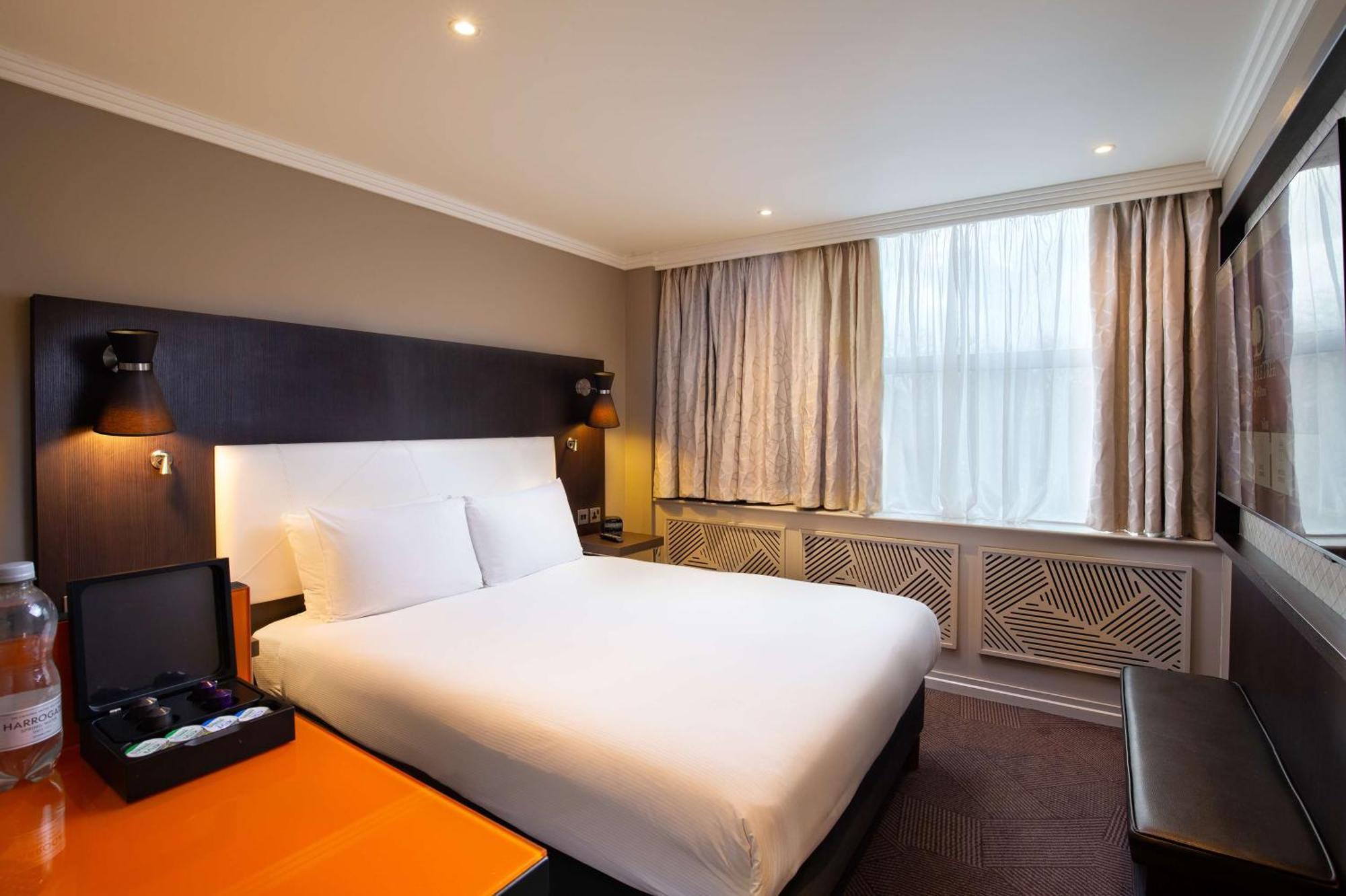 Отель Doubletree By Hilton London Ealing Экстерьер фото
